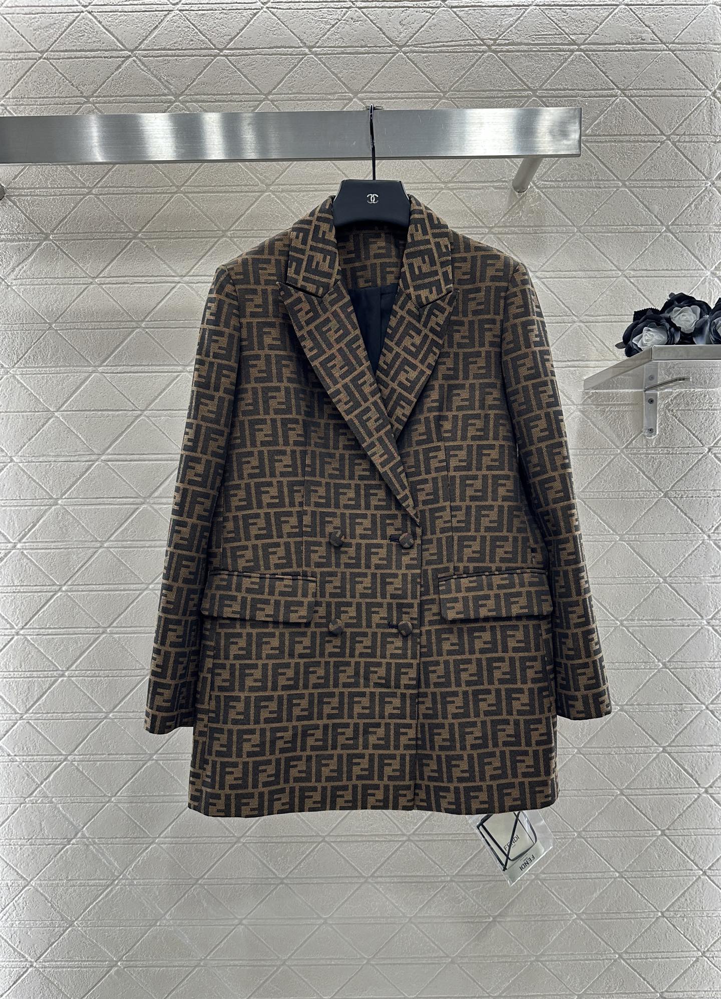 “High-Quality Women’s Suit with Fend*2025 Bouquet Design and Custom Flower Material – Retrofitted Oversized Suit” - 图片 9