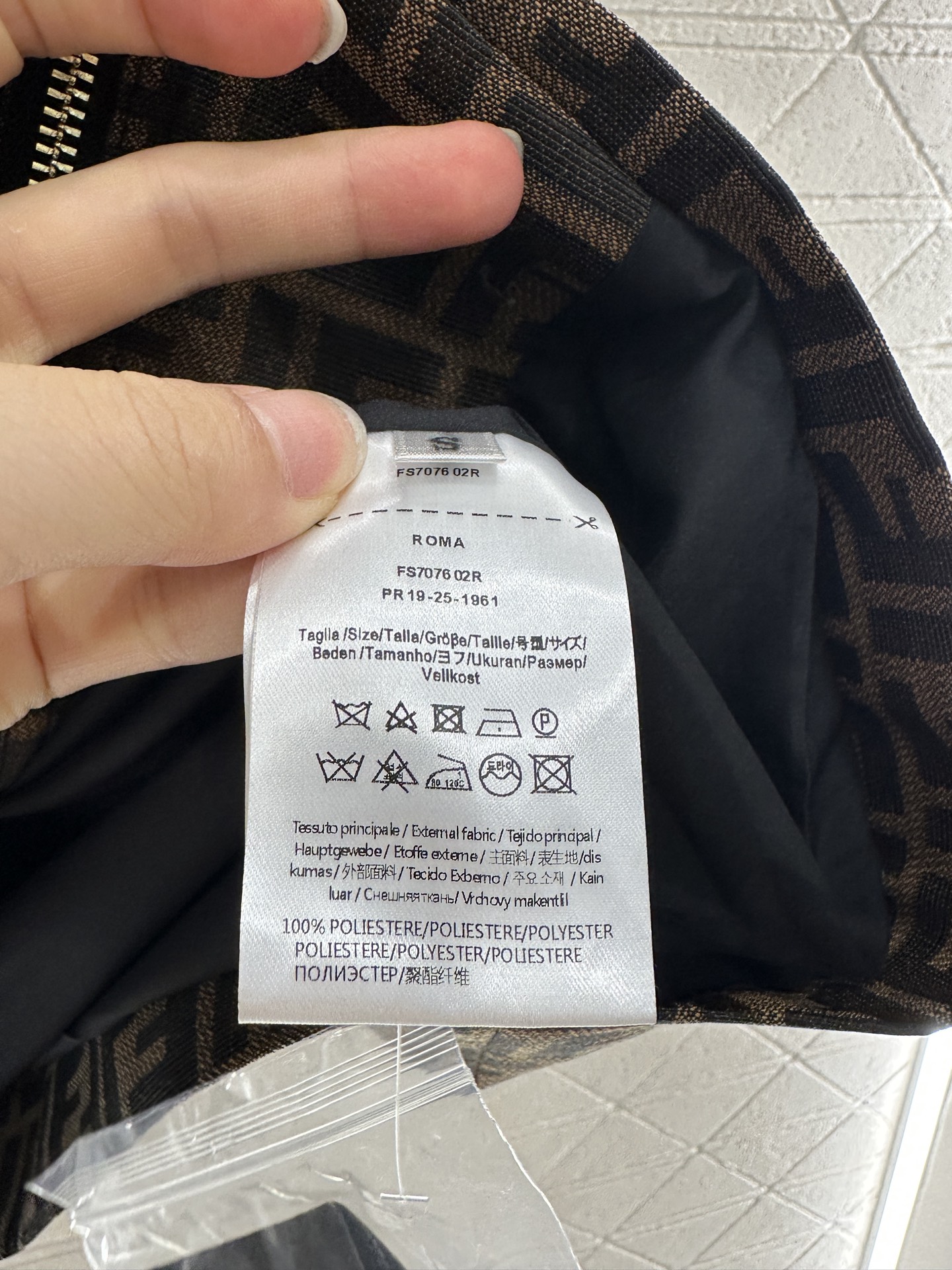 Title: Fend*2025 Women’s Suit: High-Quality Floral Design, Perfect Fit, Fun and Stylish, Customizable, with Unique Details. - 图片 8