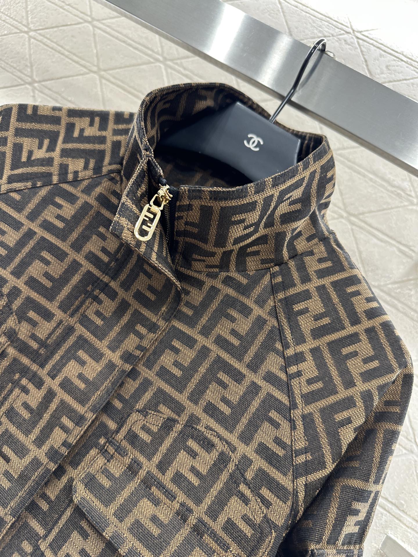 Title: Fend*2025 Women’s Suit: High-Quality Floral Design, Perfect Fit, Fun and Stylish, Customizable, with Unique Details. - 图片 4