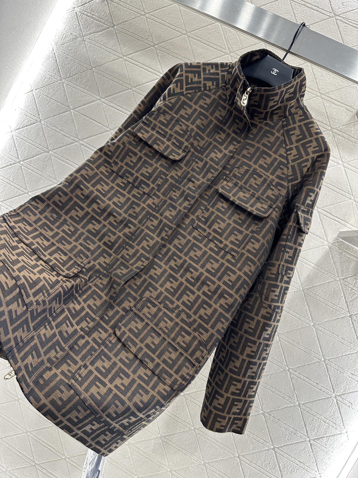 Title: Fend*2025 Women’s Suit: High-Quality Floral Design, Perfect Fit, Fun and Stylish, Customizable, with Unique Details. - 图片 7