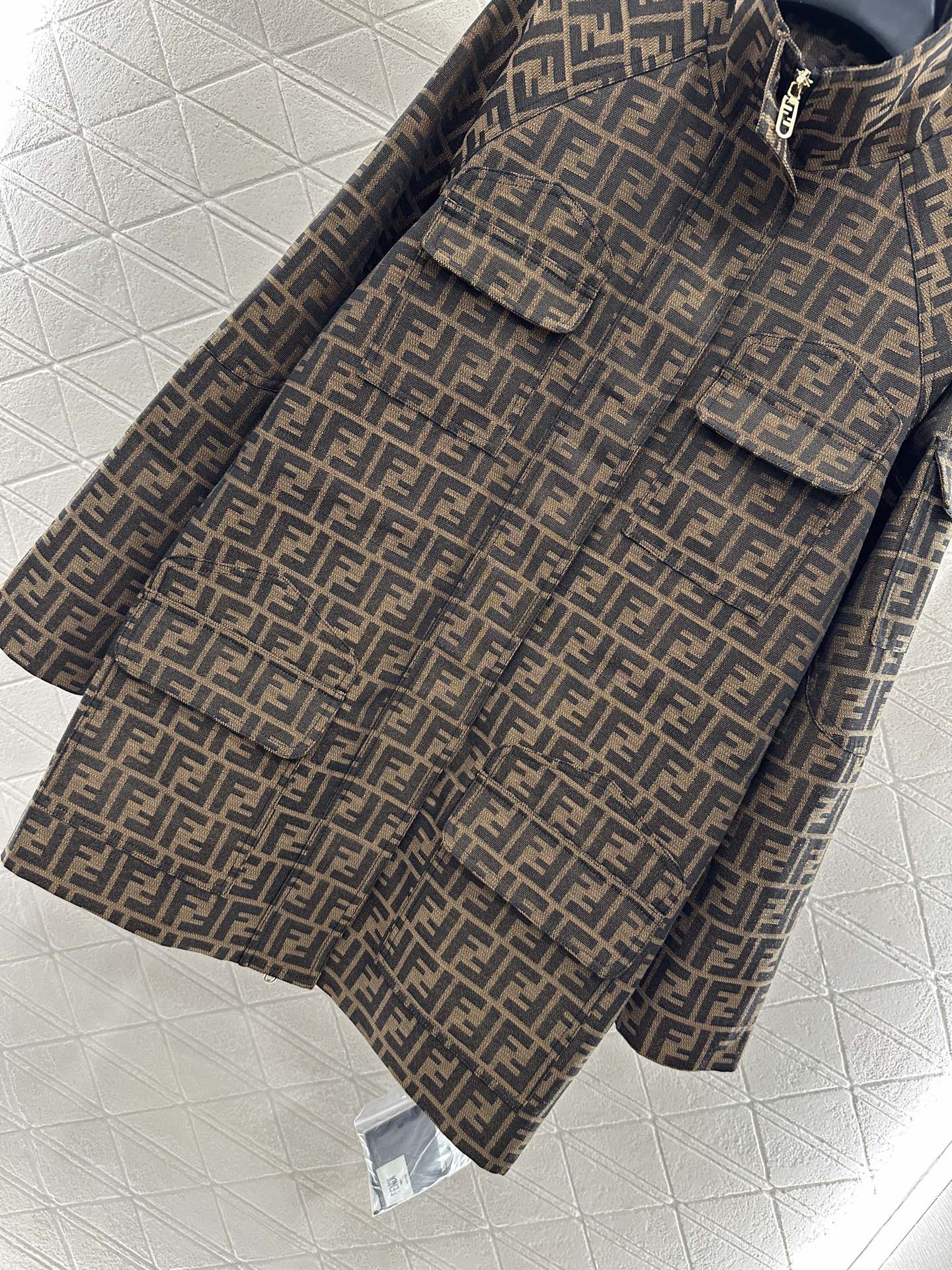 Title: Fend*2025 Women’s Suit: High-Quality Floral Design, Perfect Fit, Fun and Stylish, Customizable, with Unique Details. - 图片 5