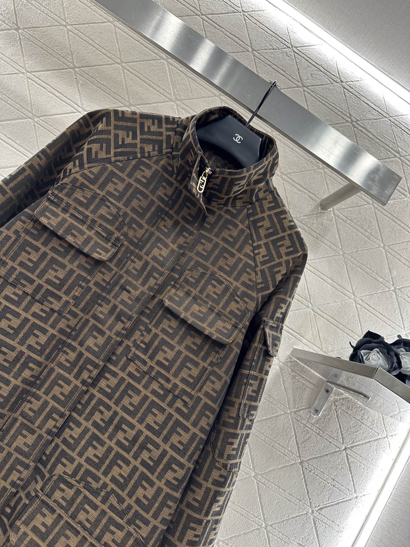 Title: Fend*2025 Women’s Suit: High-Quality Floral Design, Perfect Fit, Fun and Stylish, Customizable, with Unique Details. - 图片 3