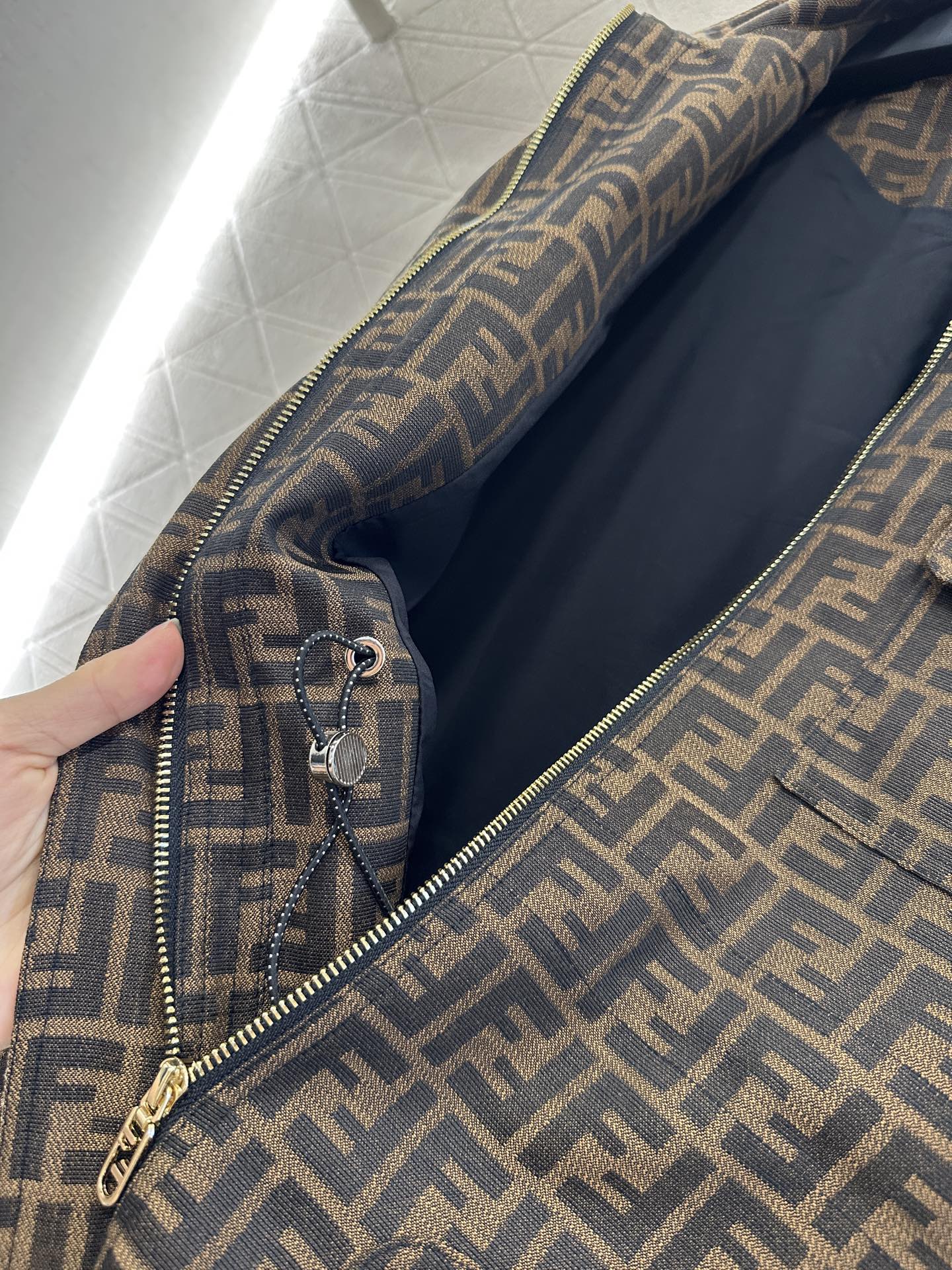 Title: Fend*2025 Women’s Suit: High-Quality Floral Design, Perfect Fit, Fun and Stylish, Customizable, with Unique Details. - 图片 6