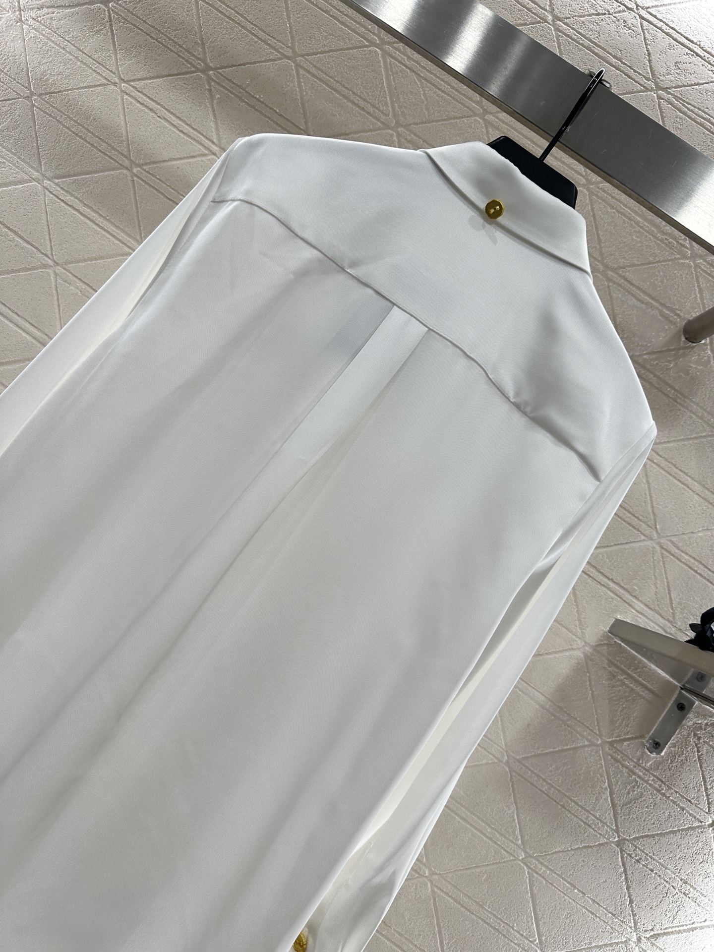 “Stylish Long-Sleeved Solid-Colored Shirt with Acidic Acids YB Import Design” - 图片 4