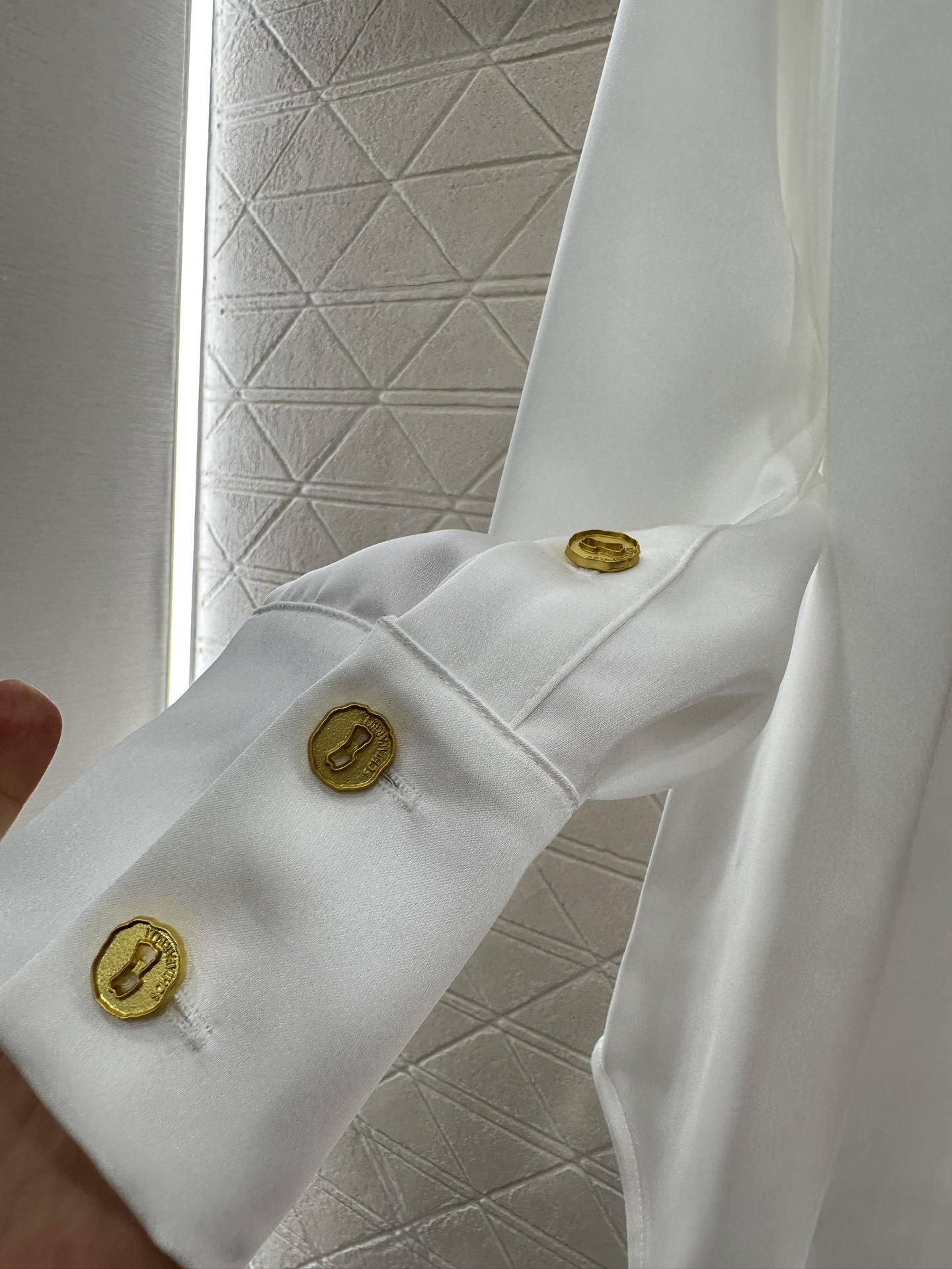 “Stylish Long-Sleeved Solid-Colored Shirt with Acidic Acids YB Import Design” - 图片 7