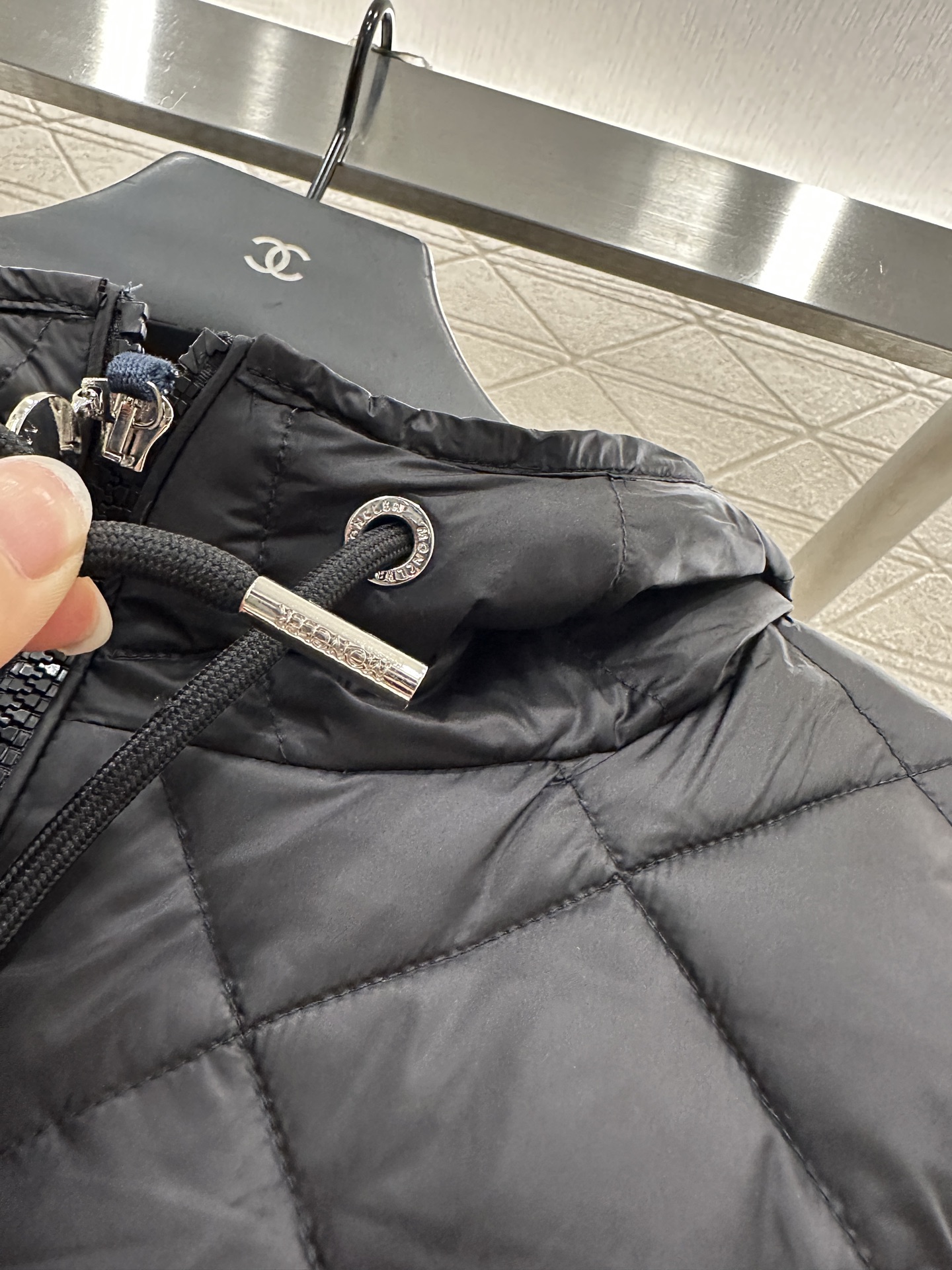 ♥Moncle*♥2025新品上架
     菱格连帽抽绳羽绒服
定制YB进口防风防水尼龙材质 其工艺还
