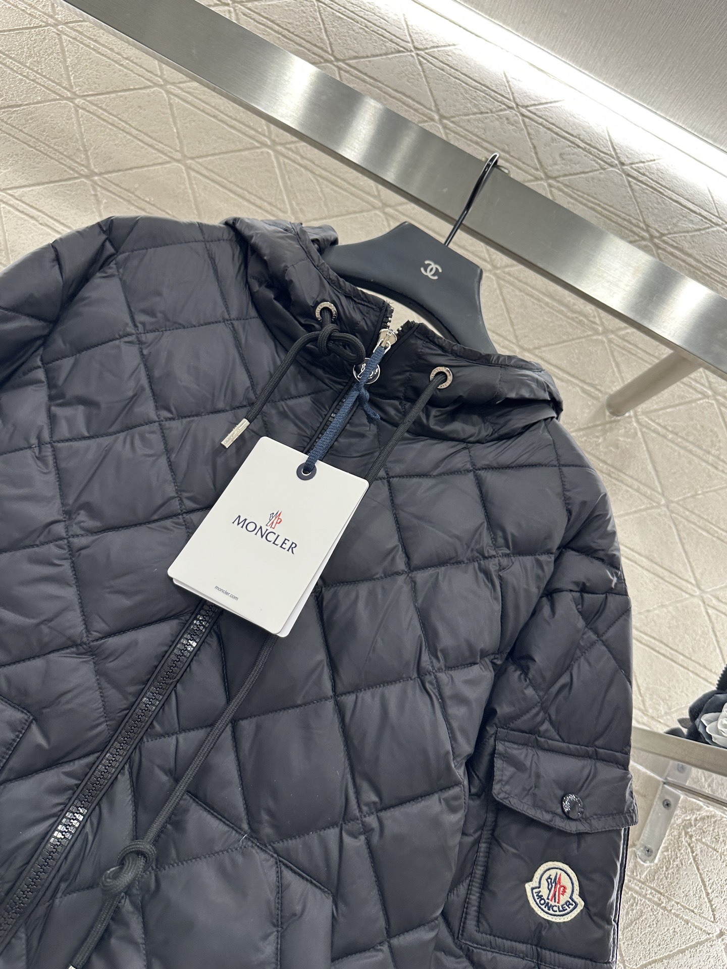 ♥Moncle*♥2025新品上架
     菱格连帽抽绳羽绒服
定制YB进口防风防水尼龙材质 其工艺还