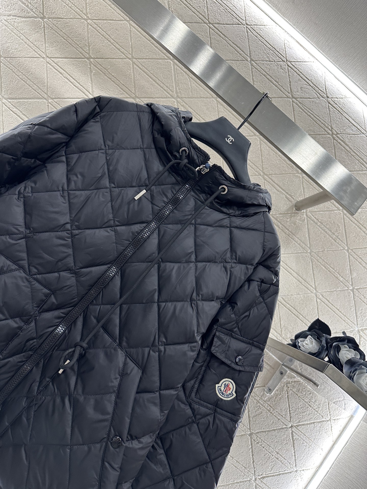 ♥Moncle*♥2025新品上架
     菱格连帽抽绳羽绒服
定制YB进口防风防水尼龙材质 其工艺还