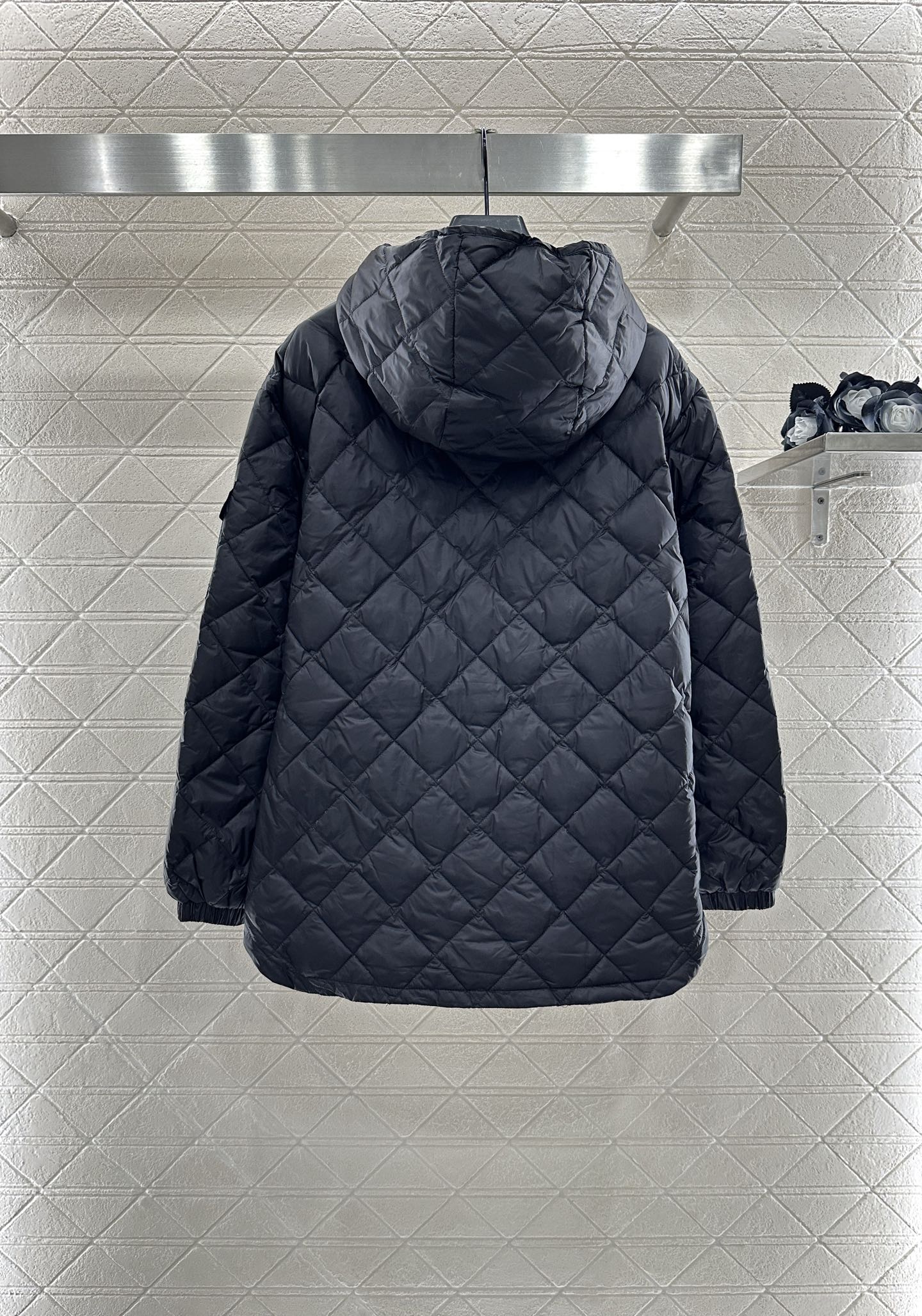 ♥Moncle*♥2025新品上架
     菱格连帽抽绳羽绒服
定制YB进口防风防水尼龙材质 其工艺还