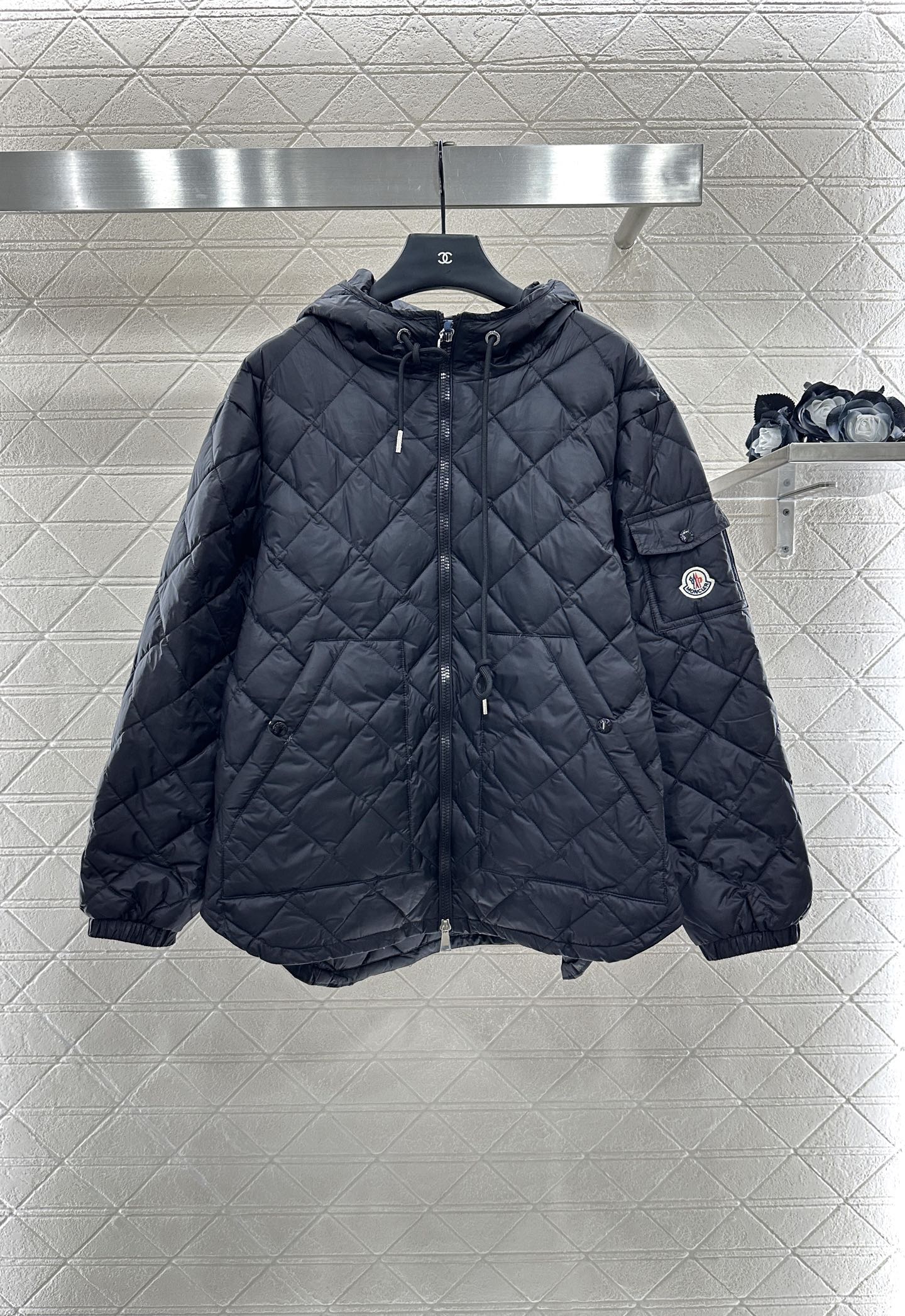 ♥Moncle*♥2025新品上架
     菱格连帽抽绳羽绒服
定制YB进口防风防水尼龙材质 其工艺还