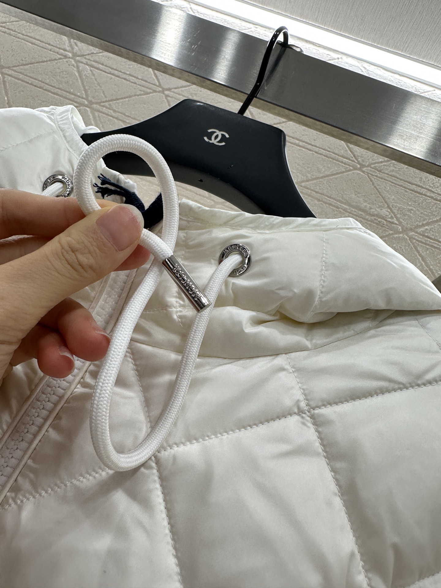 ♥Moncle*♥2025新品上架
     菱格连帽抽绳羽绒服
定制YB进口防风防水尼龙材质 其工艺还