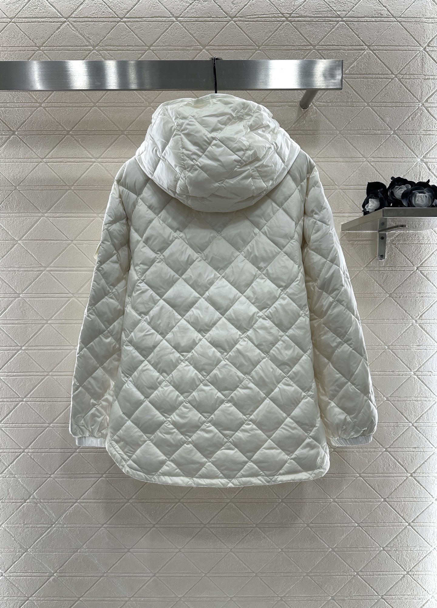 ♥Moncle*♥2025新品上架
     菱格连帽抽绳羽绒服
定制YB进口防风防水尼龙材质 其工艺还
