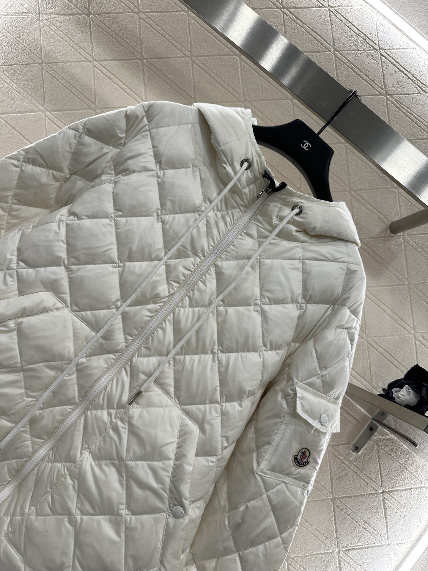 ♥Moncle*♥2025新品上架
     菱格连帽抽绳羽绒服
定制YB进口防风防水尼龙材质 其工艺还
