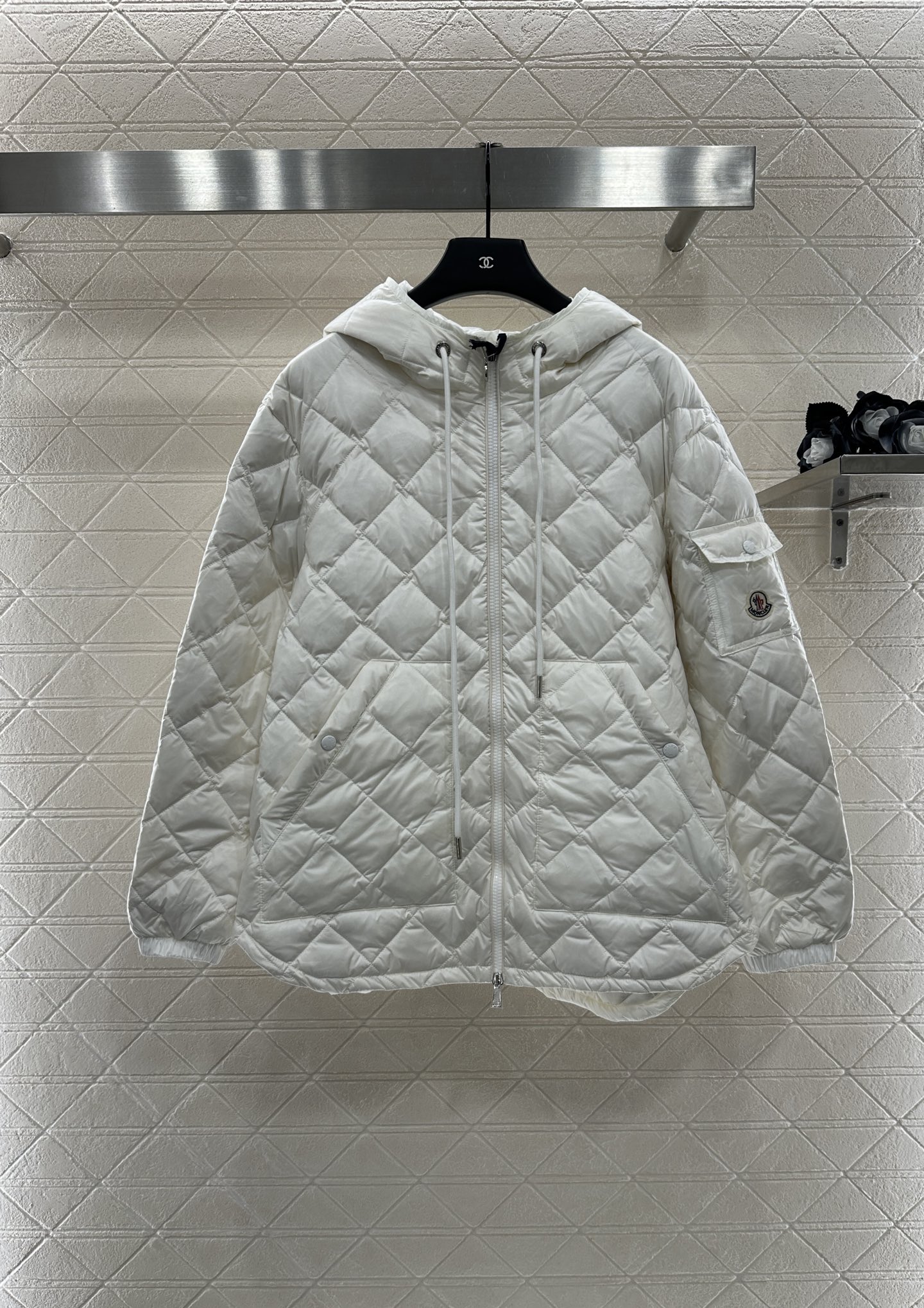 ♥Moncle*♥2025新品上架
     菱格连帽抽绳羽绒服
定制YB进口防风防水尼龙材质 其工艺还