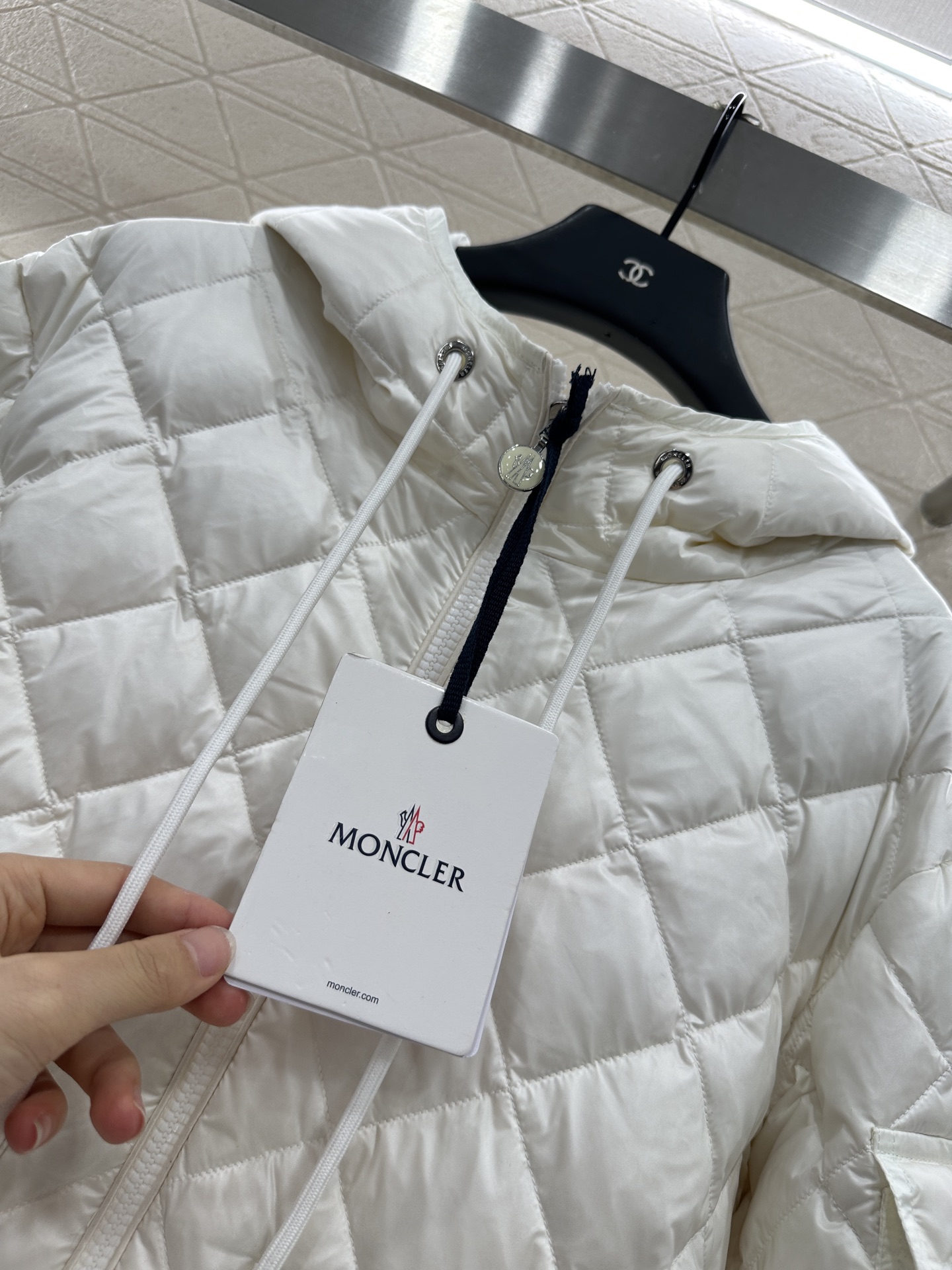 ♥Moncle*♥2025新品上架
     菱格连帽抽绳羽绒服
定制YB进口防风防水尼龙材质 其工艺还