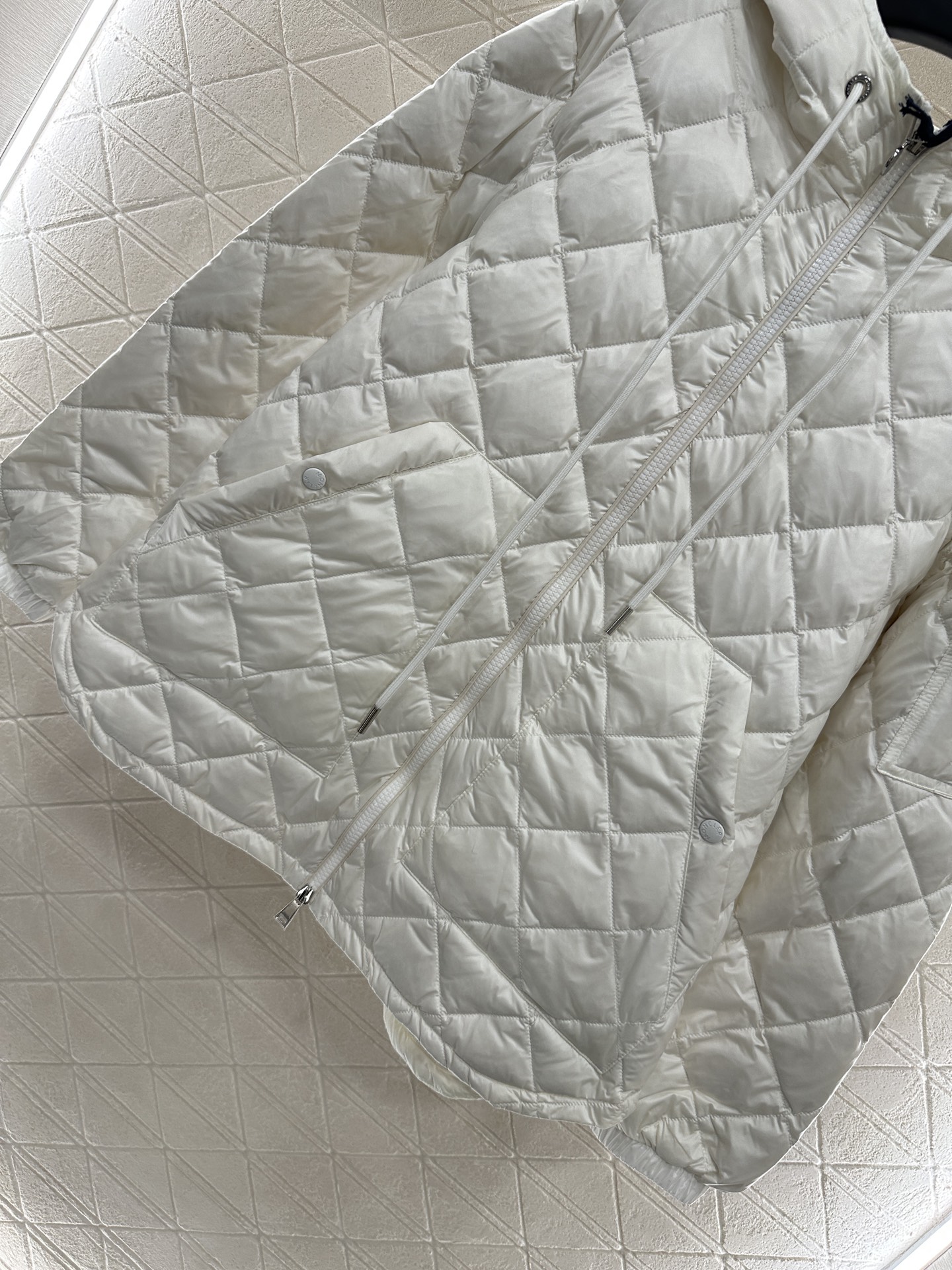 ♥Moncle*♥2025新品上架
     菱格连帽抽绳羽绒服
定制YB进口防风防水尼龙材质 其工艺还
