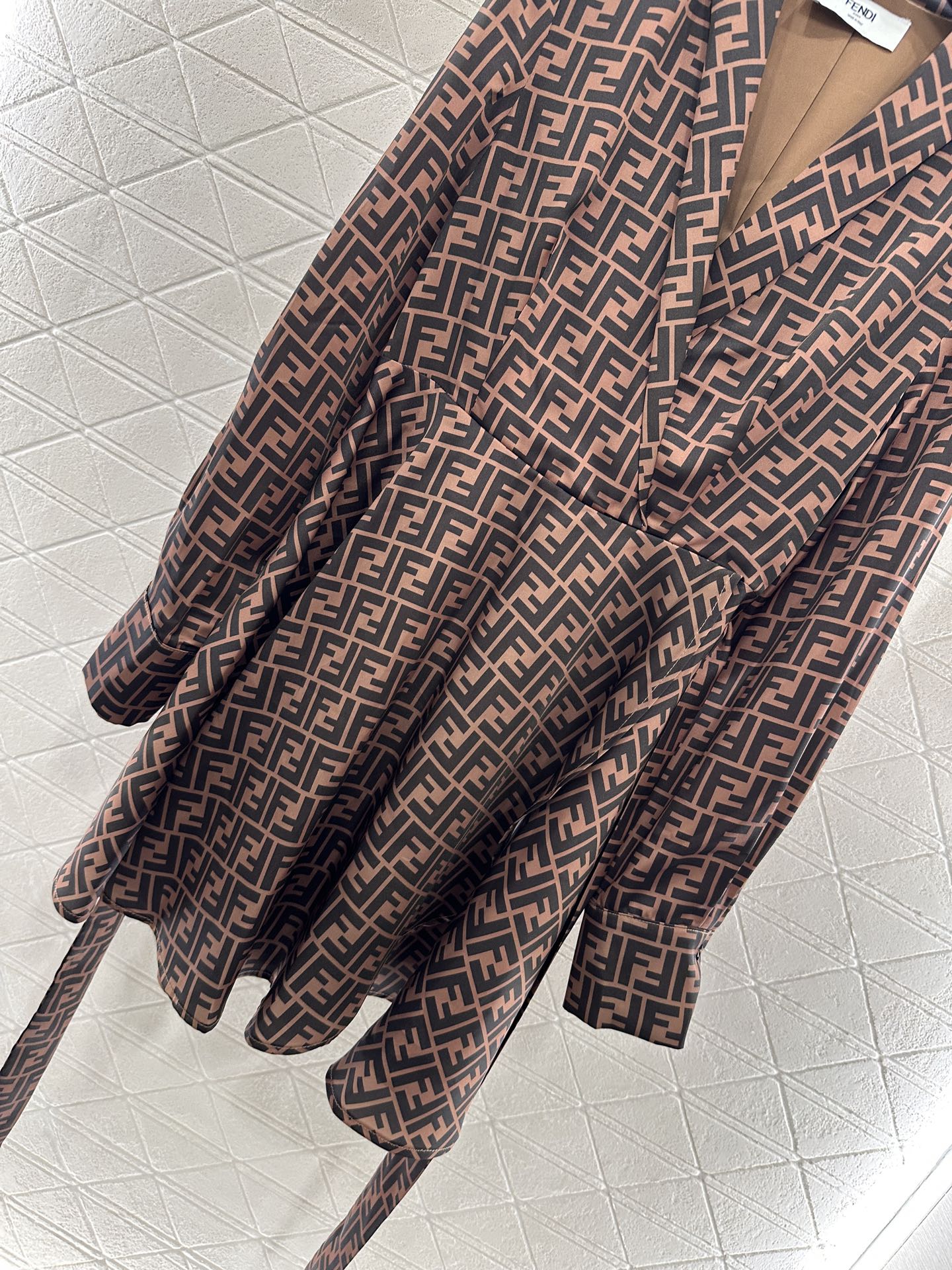 “Fend*2025 Women’s Summer Shirt with Double-F Pattern: Customizable, Silky, and Stylish for Autumn” - 图片 6