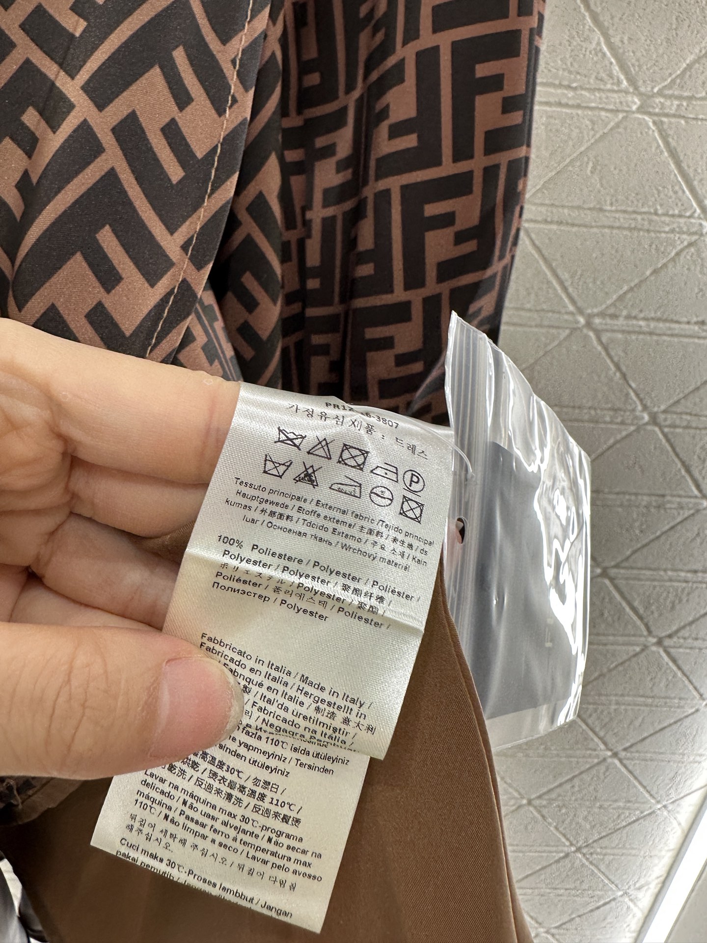 “Fend*2025 Women’s Summer Shirt with Double-F Pattern: Customizable, Silky, and Stylish for Autumn” - 图片 9