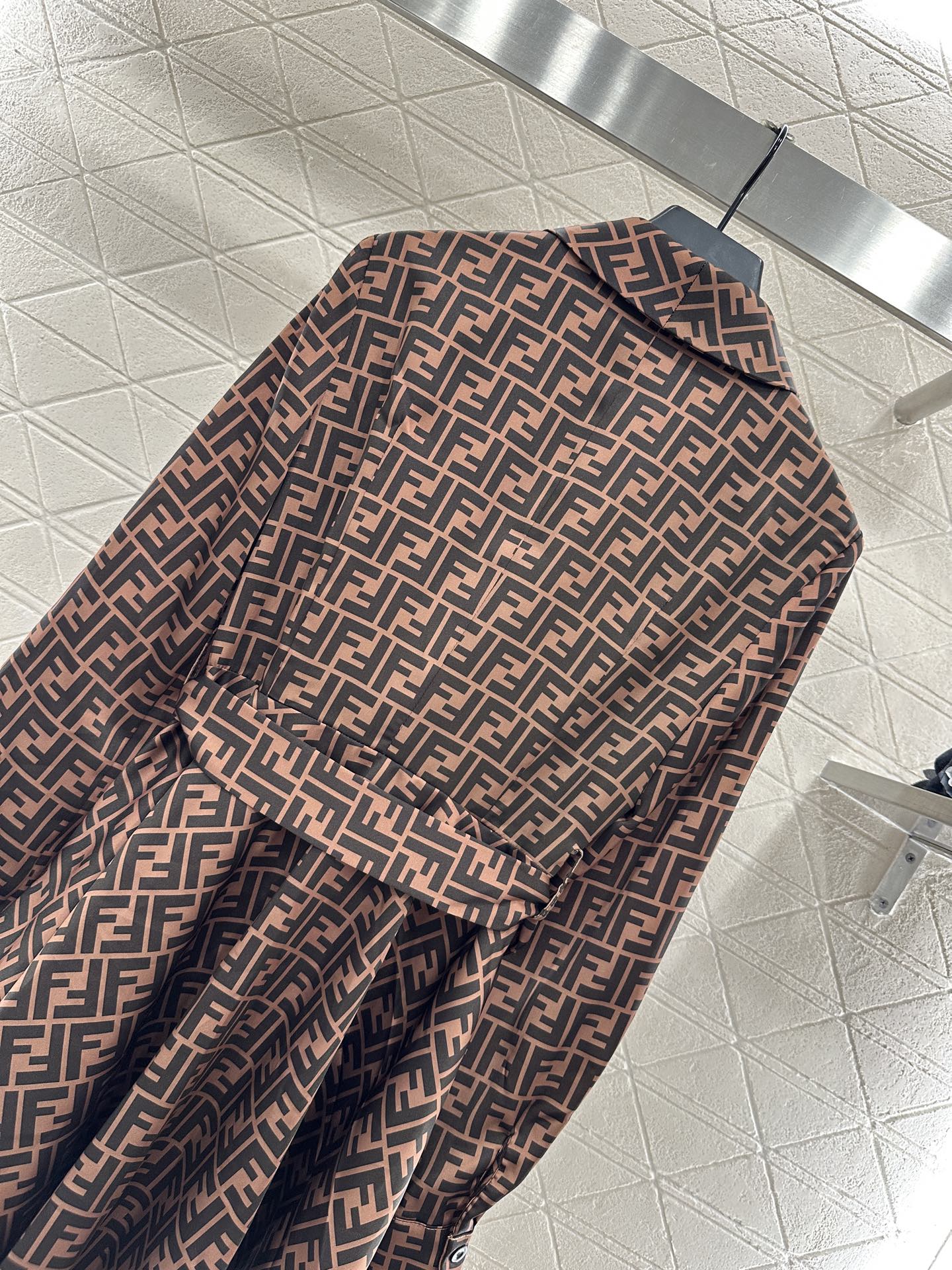 “Fend*2025 Women’s Summer Shirt with Double-F Pattern: Customizable, Silky, and Stylish for Autumn” - 图片 5