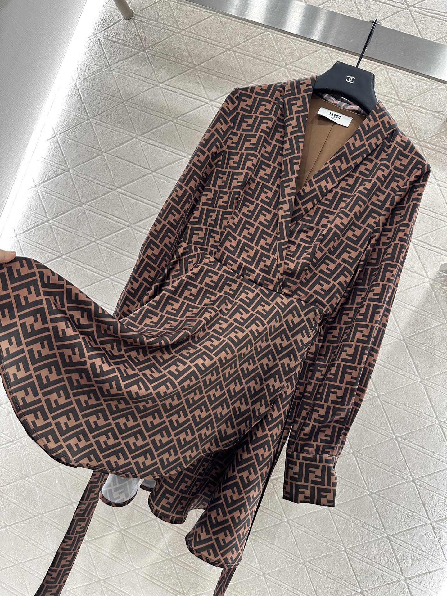 “Fend*2025 Women’s Summer Shirt with Double-F Pattern: Customizable, Silky, and Stylish for Autumn” - 图片 7