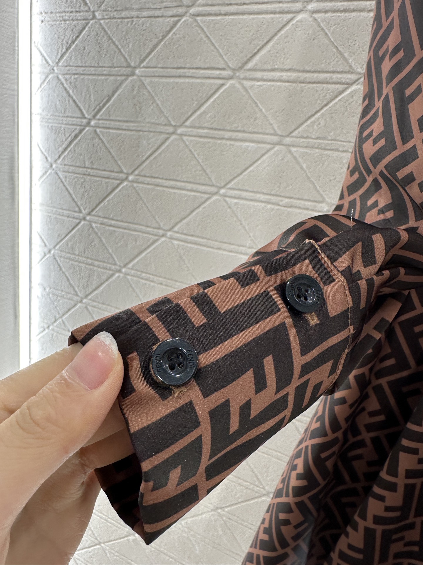 “Fend*2025 Women’s Summer Shirt with Double-F Pattern: Customizable, Silky, and Stylish for Autumn” - 图片 8