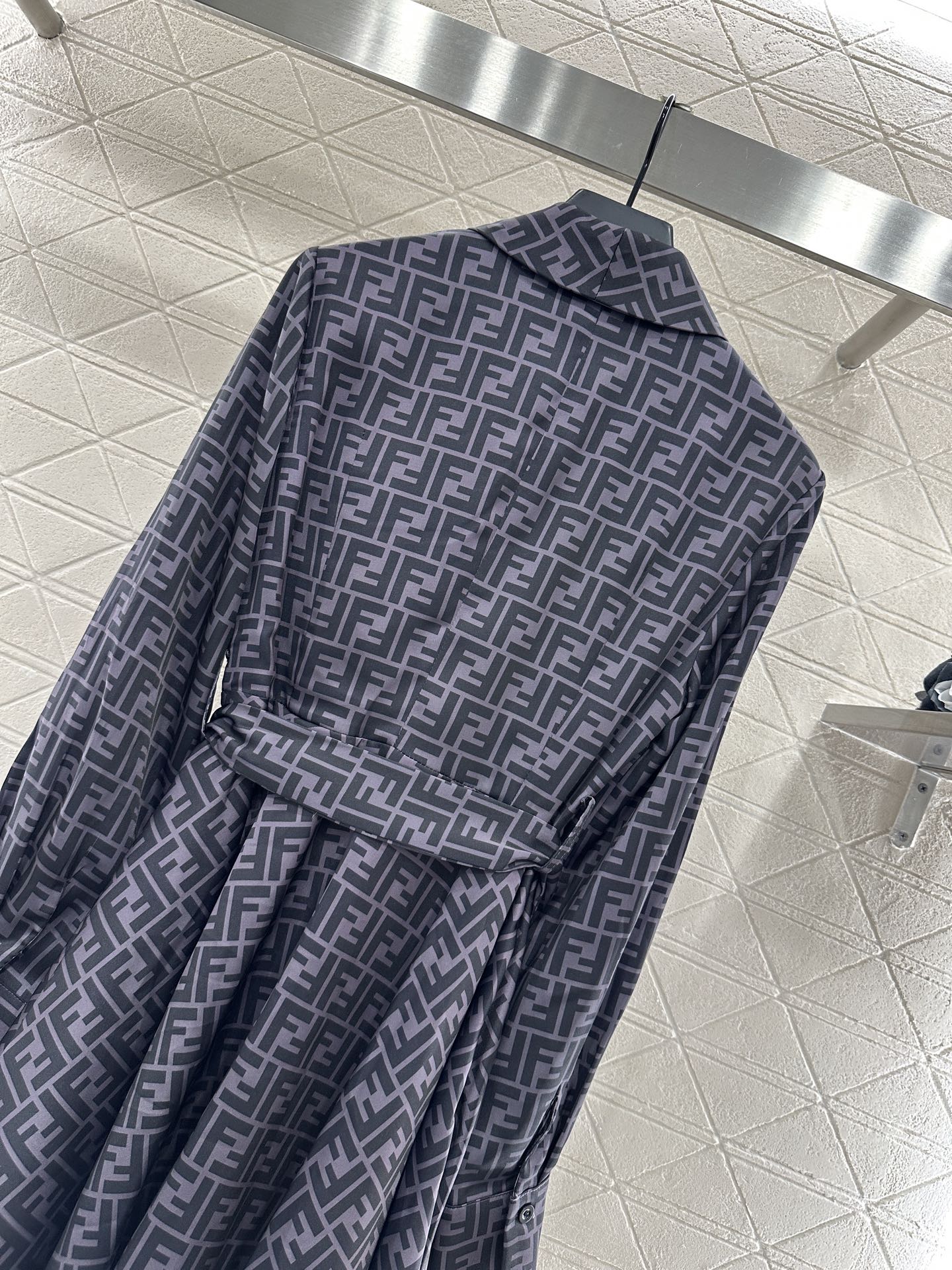 “YB Import-Slashed Women’s Shirt with Double-F Pattern for Summer & Autumn” - 图片 5