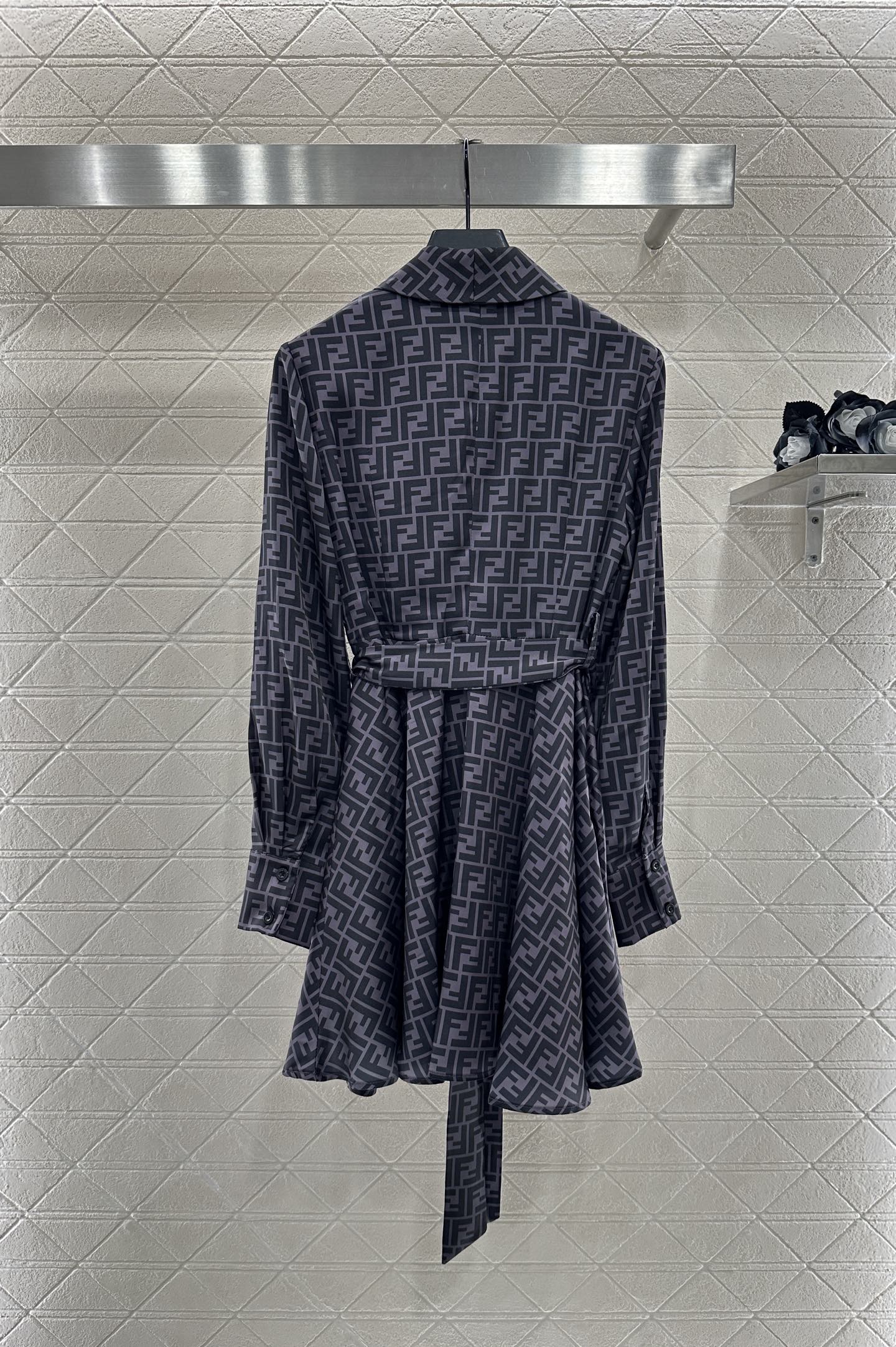 “YB Import-Slashed Women’s Shirt with Double-F Pattern for Summer & Autumn” - 图片 2