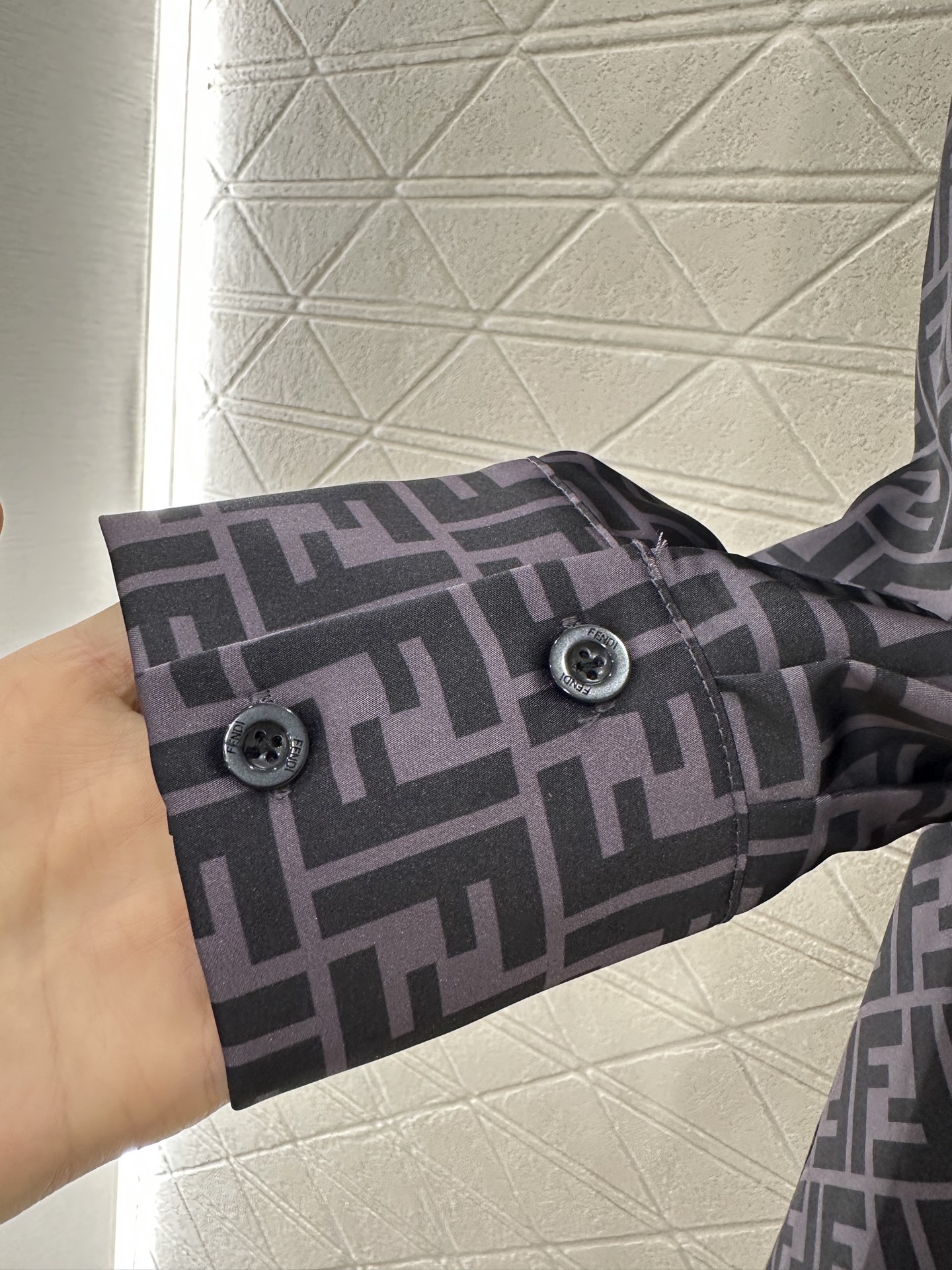 “YB Import-Slashed Women’s Shirt with Double-F Pattern for Summer & Autumn” - 图片 7