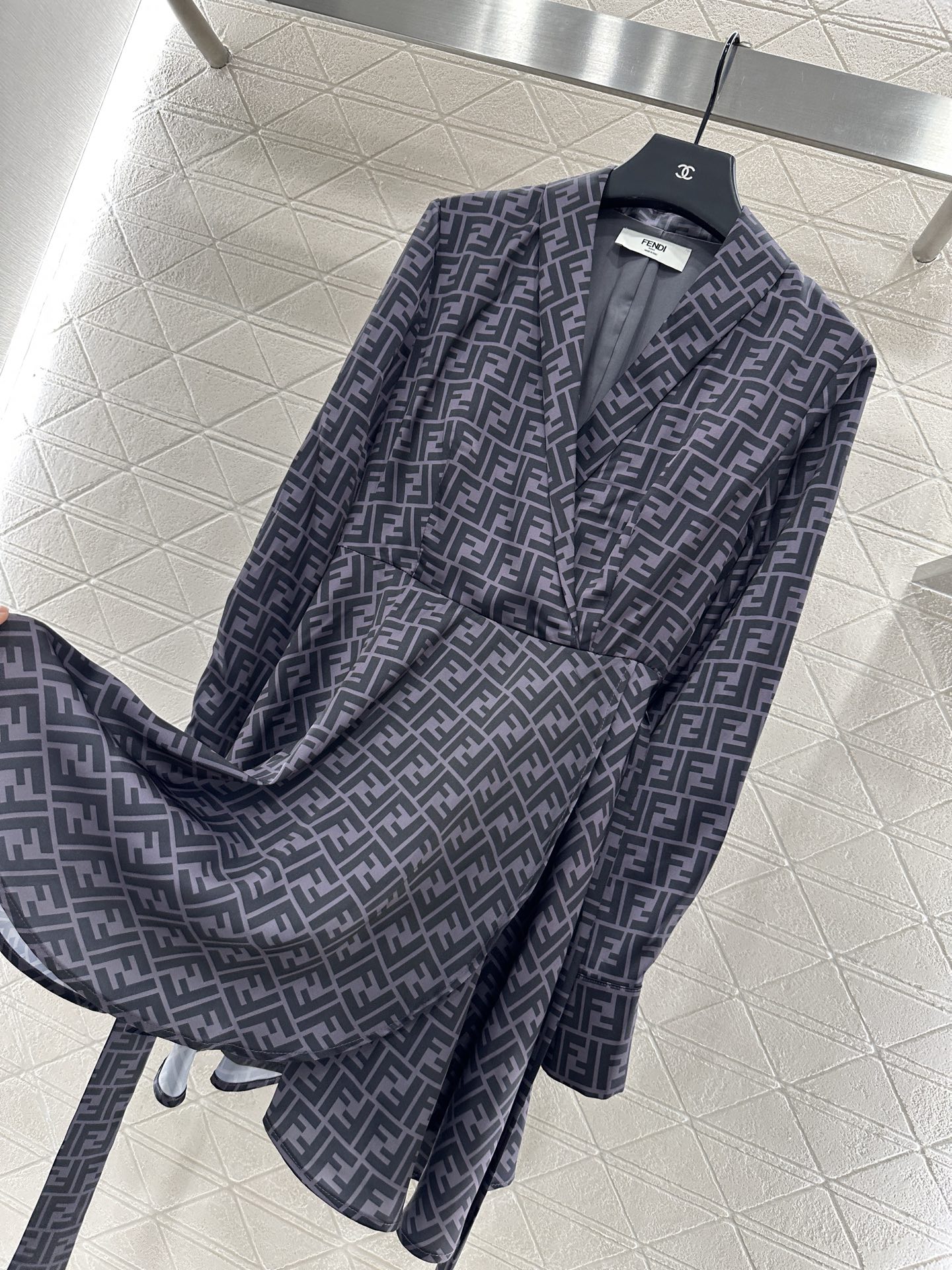 “YB Import-Slashed Women’s Shirt with Double-F Pattern for Summer & Autumn” - 图片 8