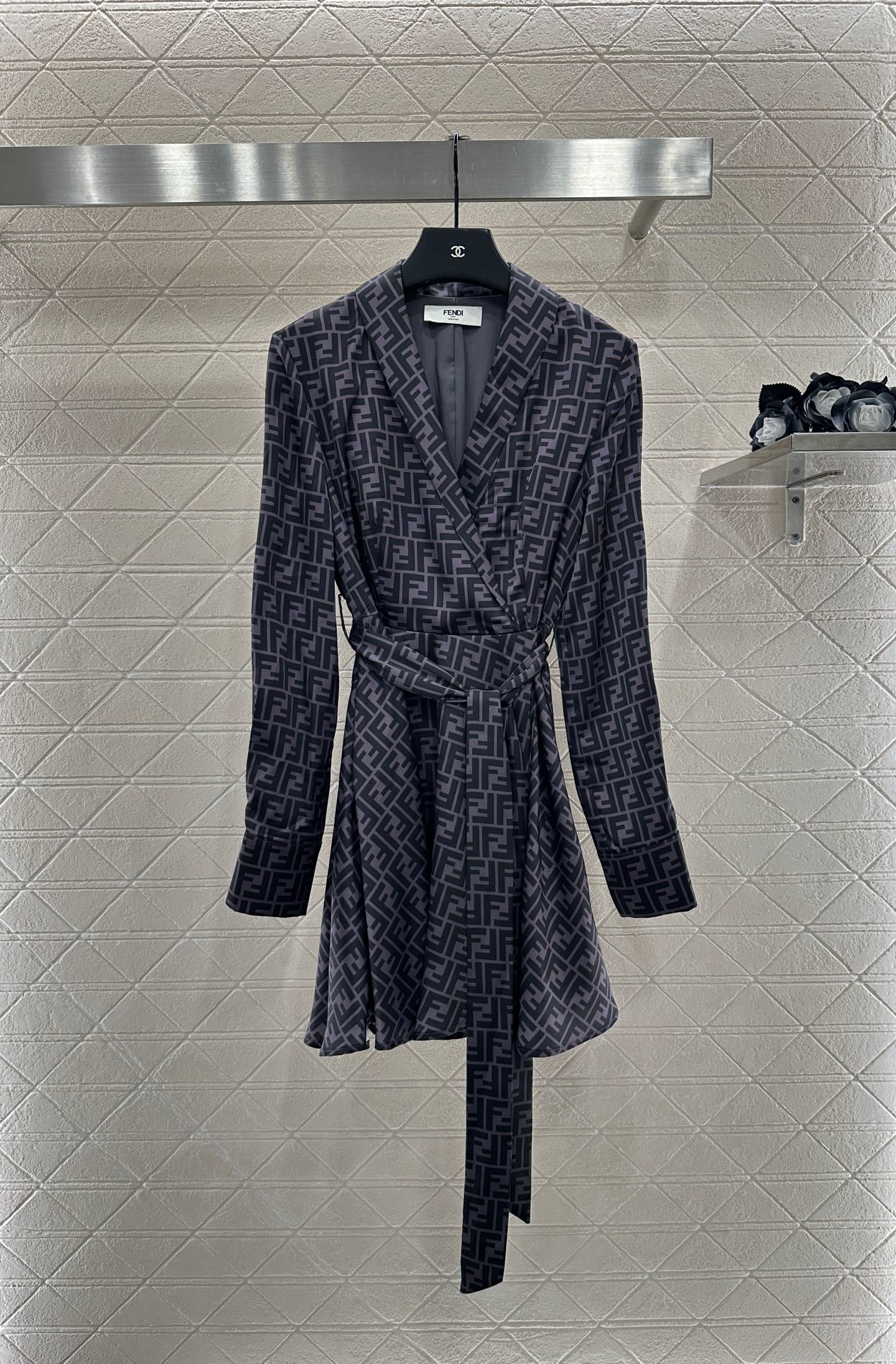 “YB Import-Slashed Women’s Shirt with Double-F Pattern for Summer & Autumn” - 图片 3