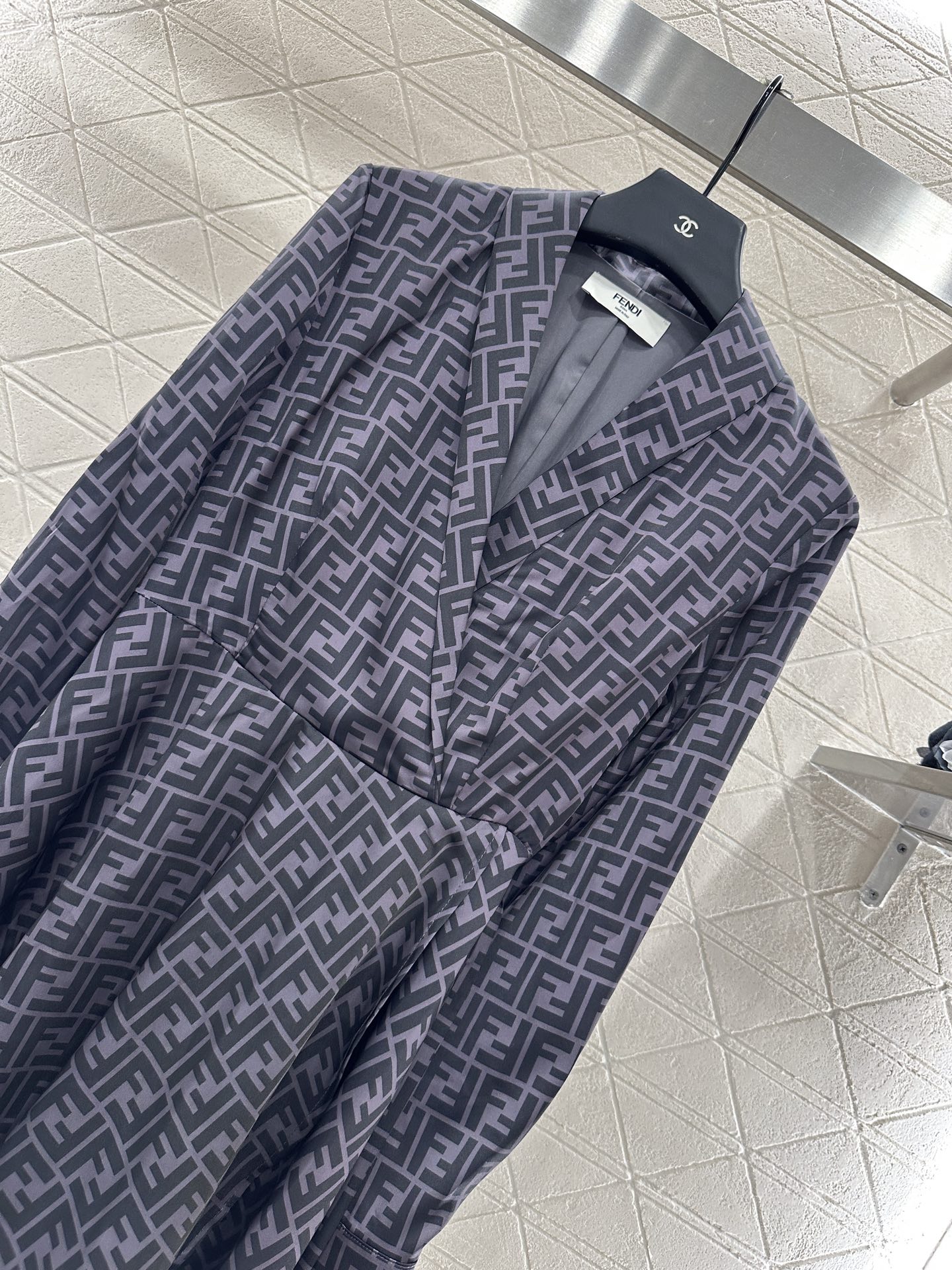 “YB Import-Slashed Women’s Shirt with Double-F Pattern for Summer & Autumn” - 图片 4