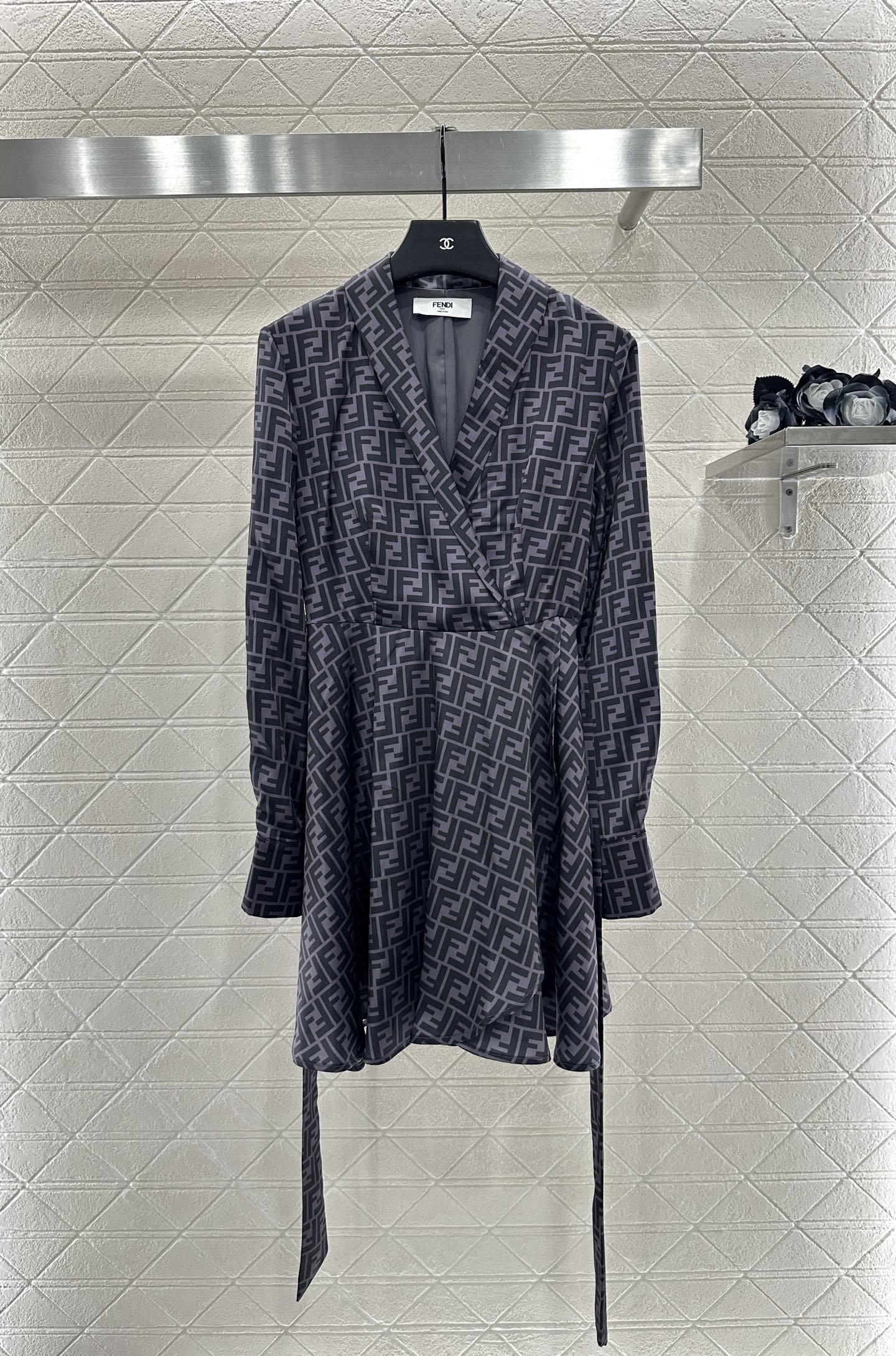 “YB Import-Slashed Women’s Shirt with Double-F Pattern for Summer & Autumn” - 图片 1