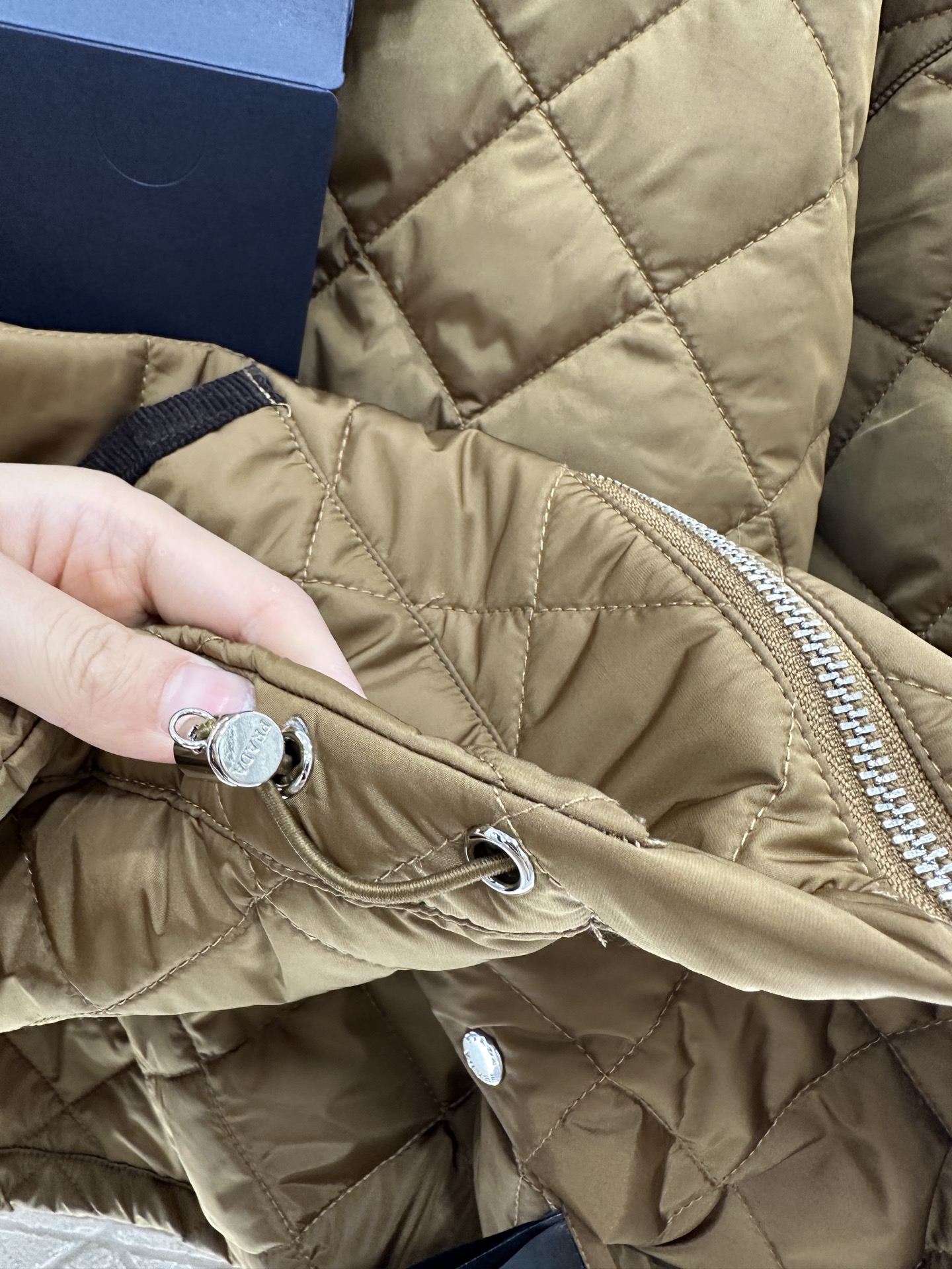 ♥Prad*♥2025新品上架
     菱格圆领羽绒棉服
定制YB进口防风防水尼龙材质 其工艺还原 升