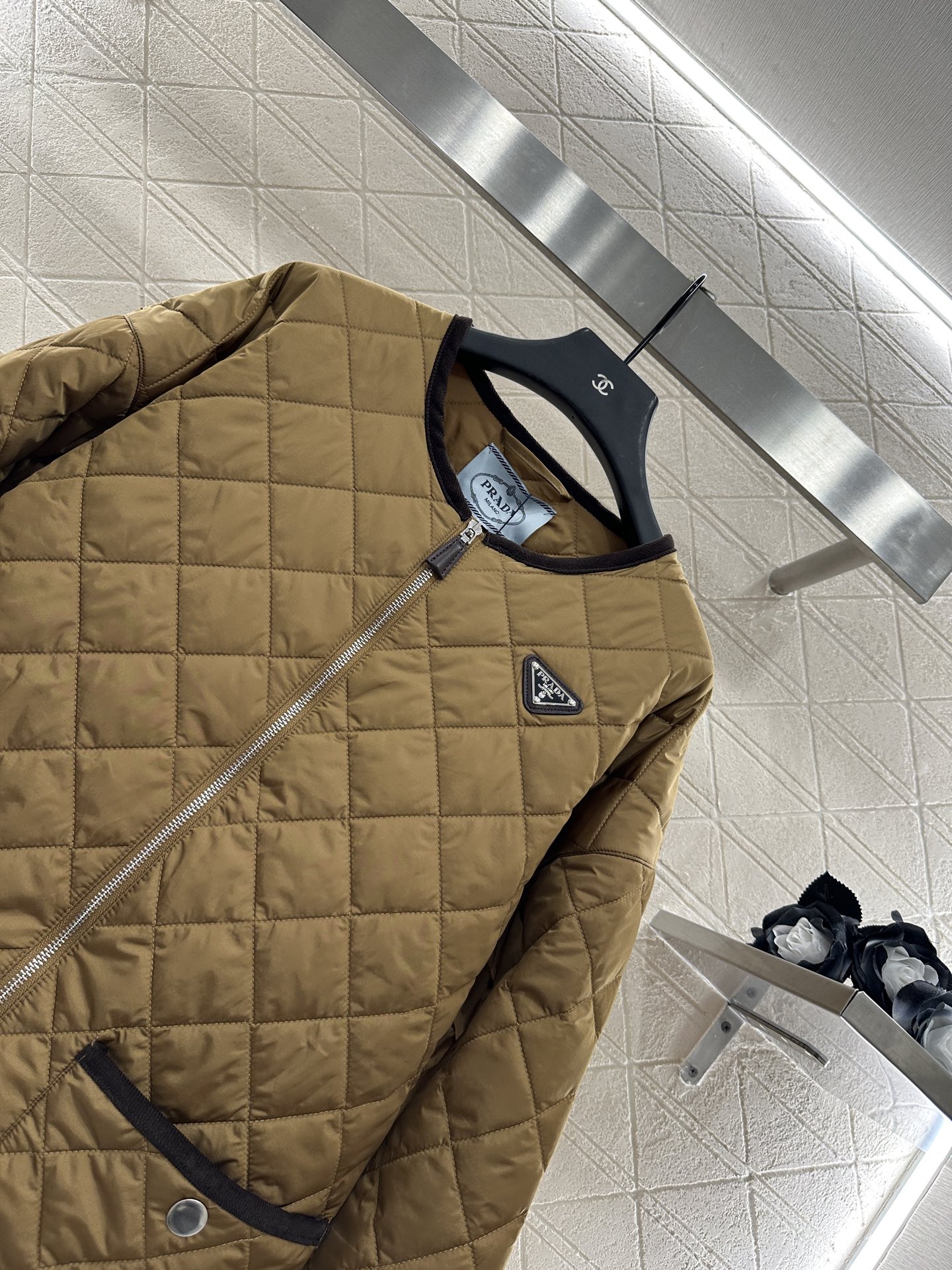 ♥Prad*♥2025新品上架
     菱格圆领羽绒棉服
定制YB进口防风防水尼龙材质 其工艺还原 升