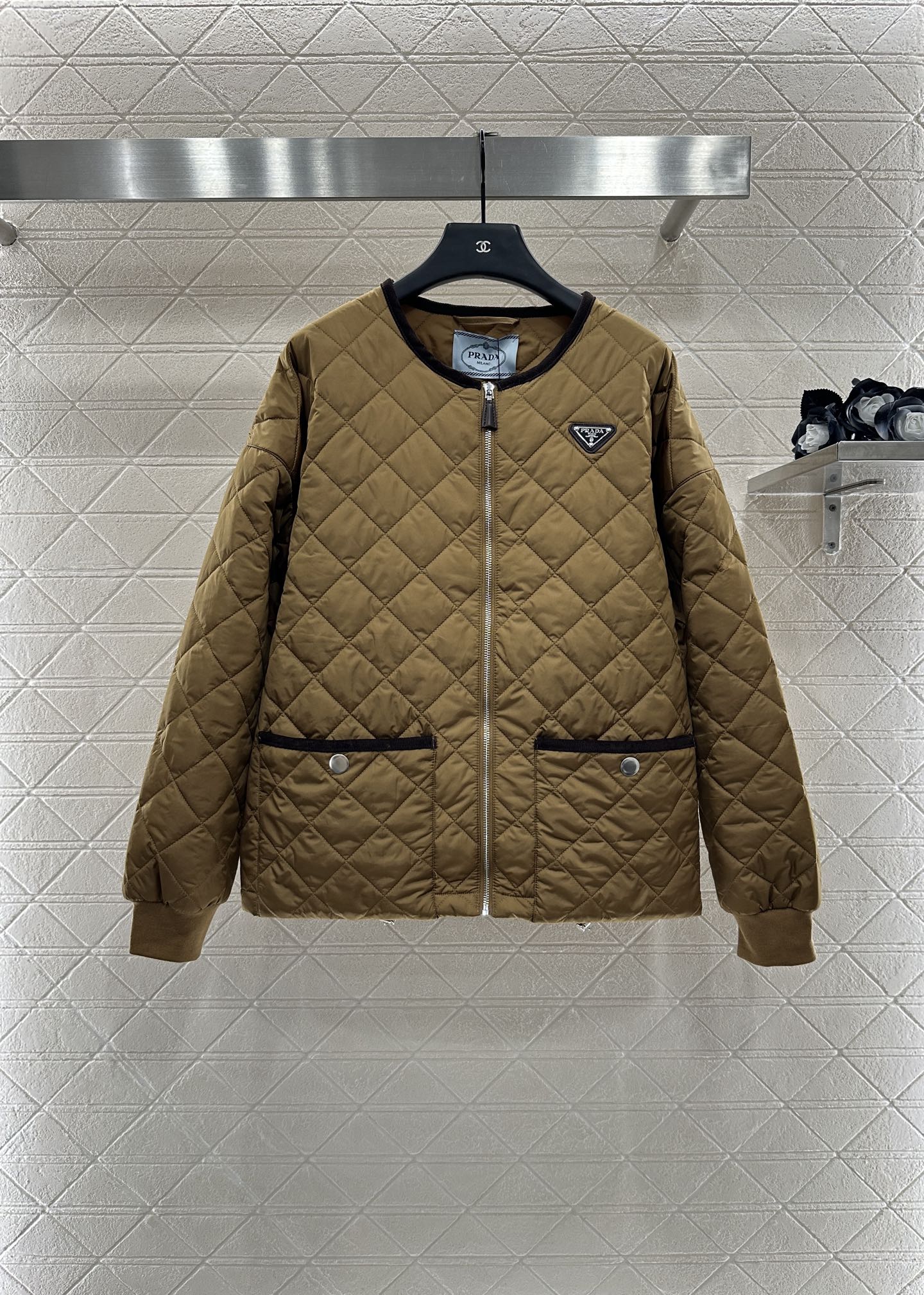 ♥Prad*♥2025新品上架
     菱格圆领羽绒棉服
定制YB进口防风防水尼龙材质 其工艺还原 升