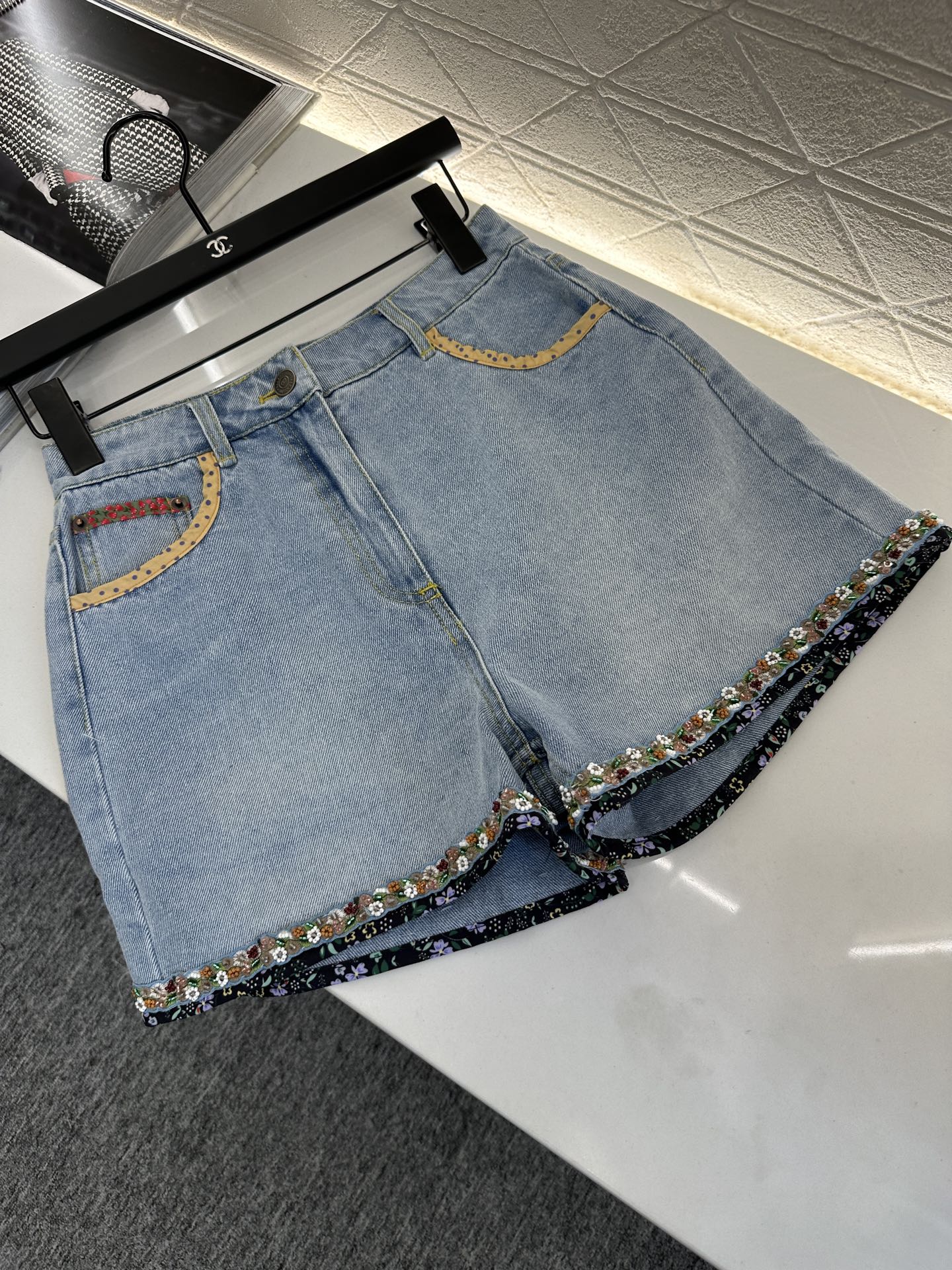“2025 New Women’s Fashion Collection: High-Quality Custom Jeans with Unique Details and Brand Highlights” - 图片 5