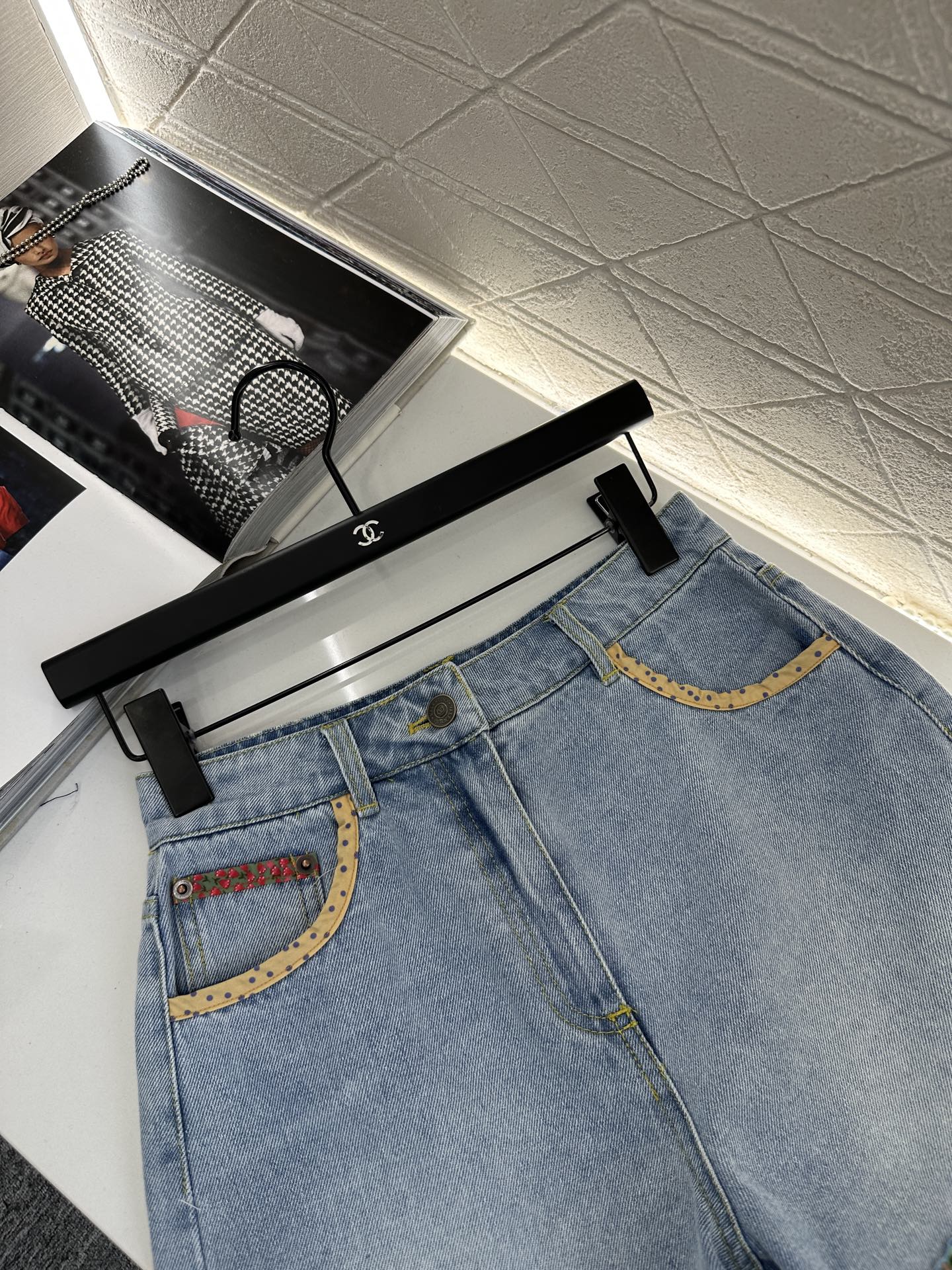 “2025 New Women’s Fashion Collection: High-Quality Custom Jeans with Unique Details and Brand Highlights” - 图片 3