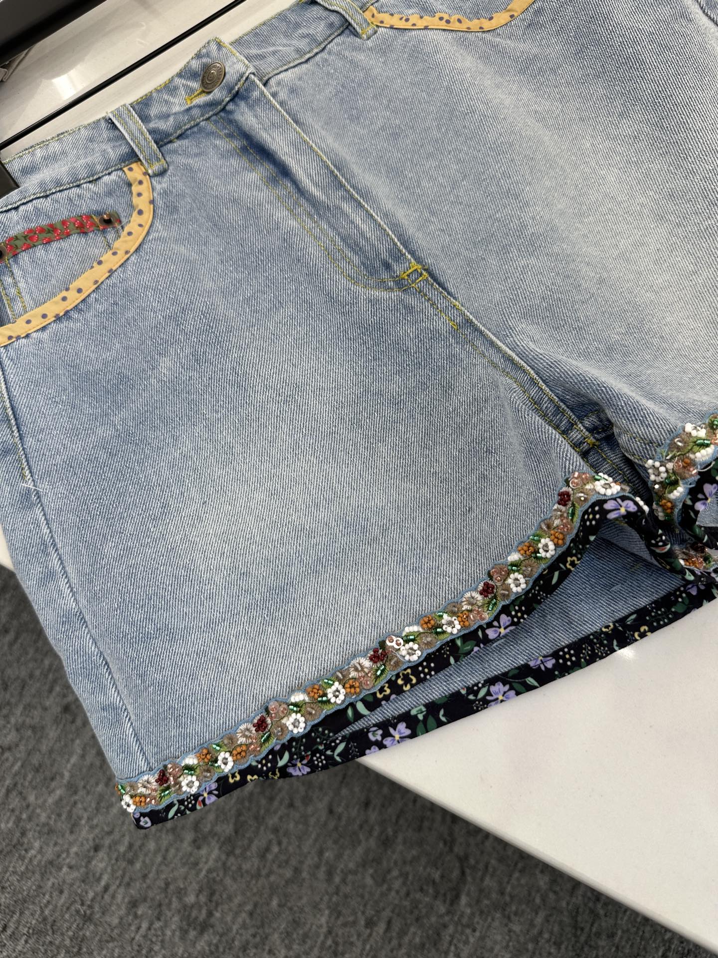 “2025 New Women’s Fashion Collection: High-Quality Custom Jeans with Unique Details and Brand Highlights” - 图片 6