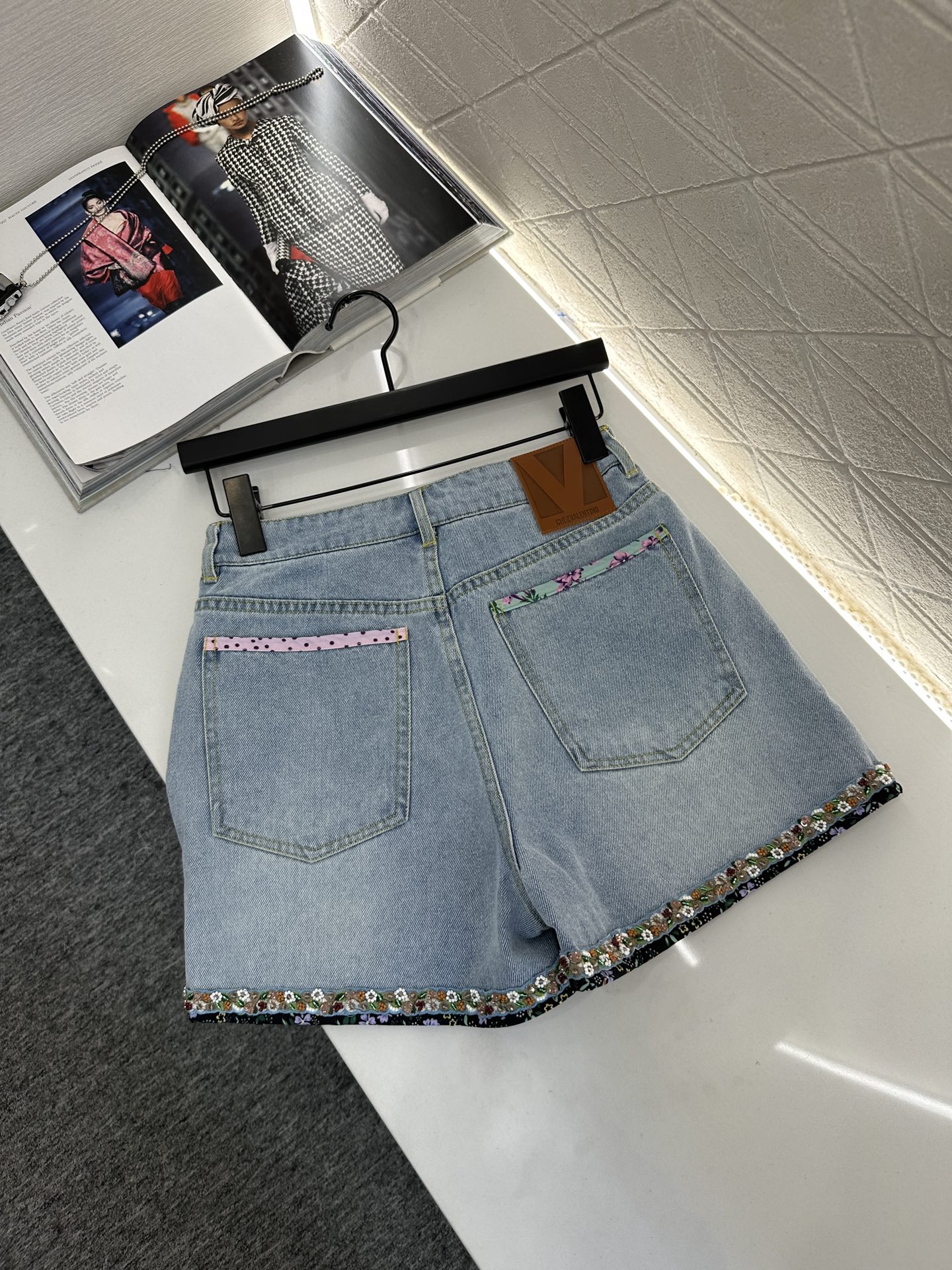 “2025 New Women’s Fashion Collection: High-Quality Custom Jeans with Unique Details and Brand Highlights” - 图片 2