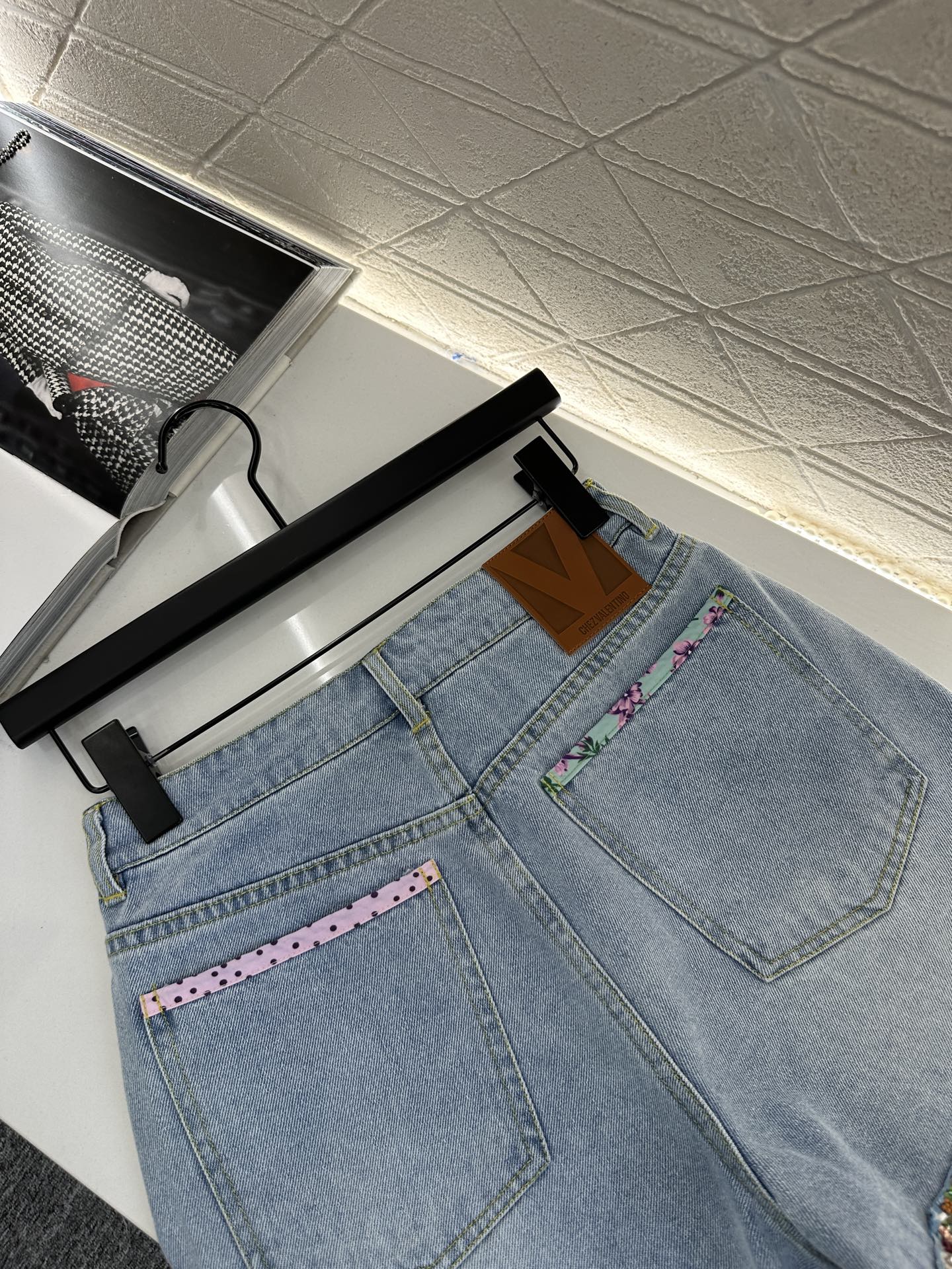 “2025 New Women’s Fashion Collection: High-Quality Custom Jeans with Unique Details and Brand Highlights” - 图片 4