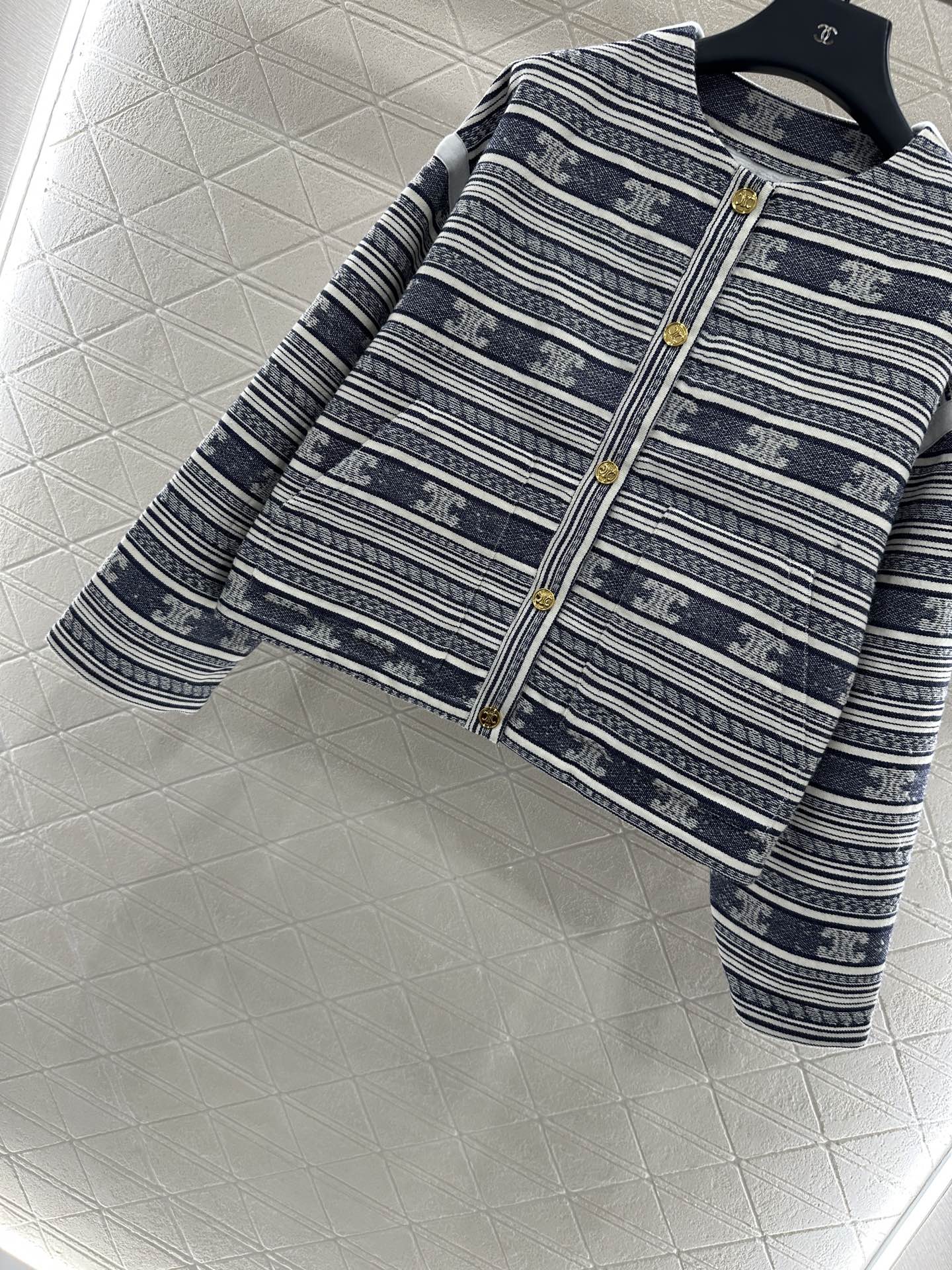 “Hard-Core Women’s Suit with Celin 225 New Product – Customizable Cotton-Wool Blend” - 图片 5