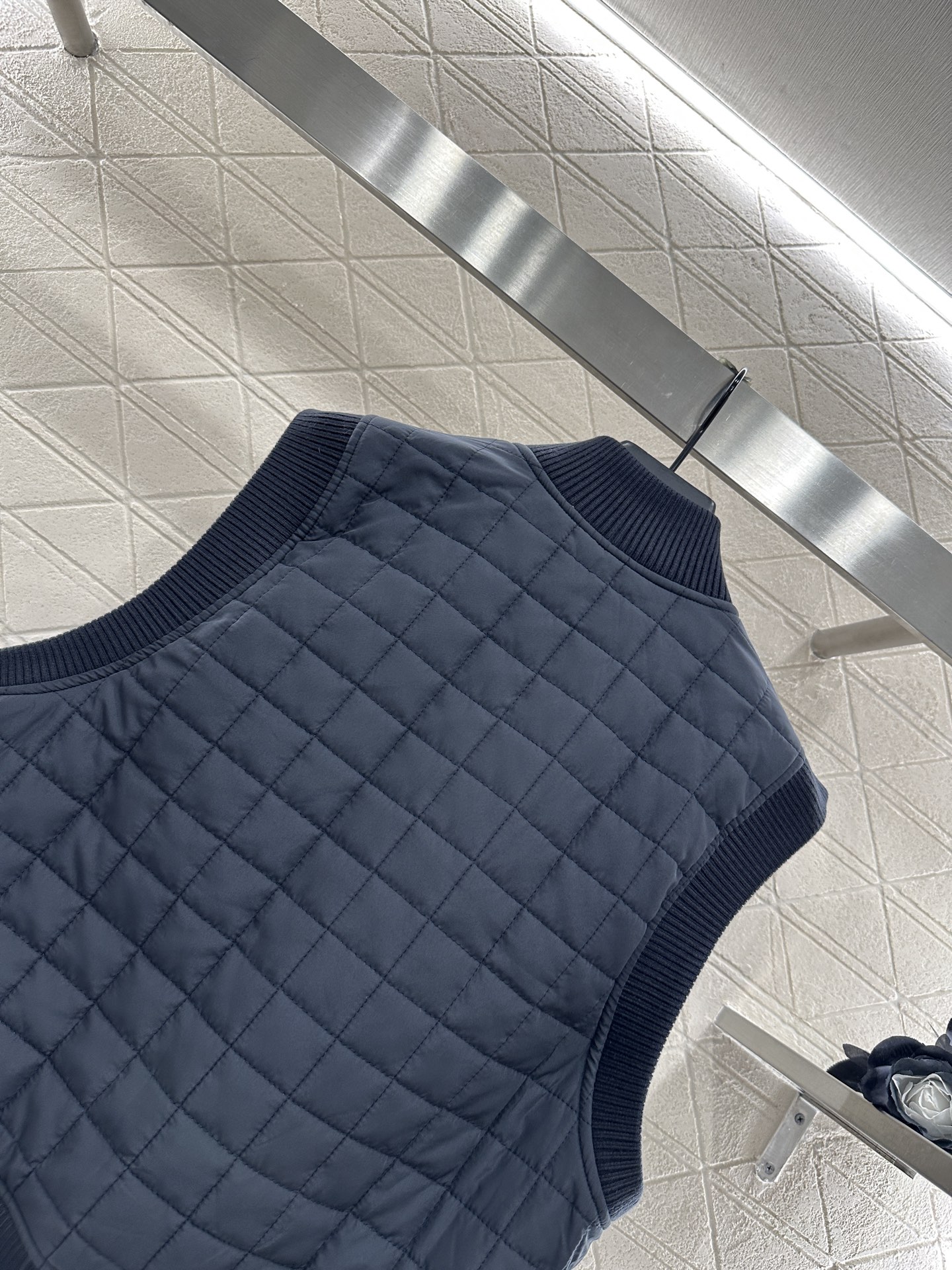 ♥Herme*♥2025新品上架
    格纹羽绒棉服马甲
定制YB进口尼龙材质 其工艺还原 提升秋冬御