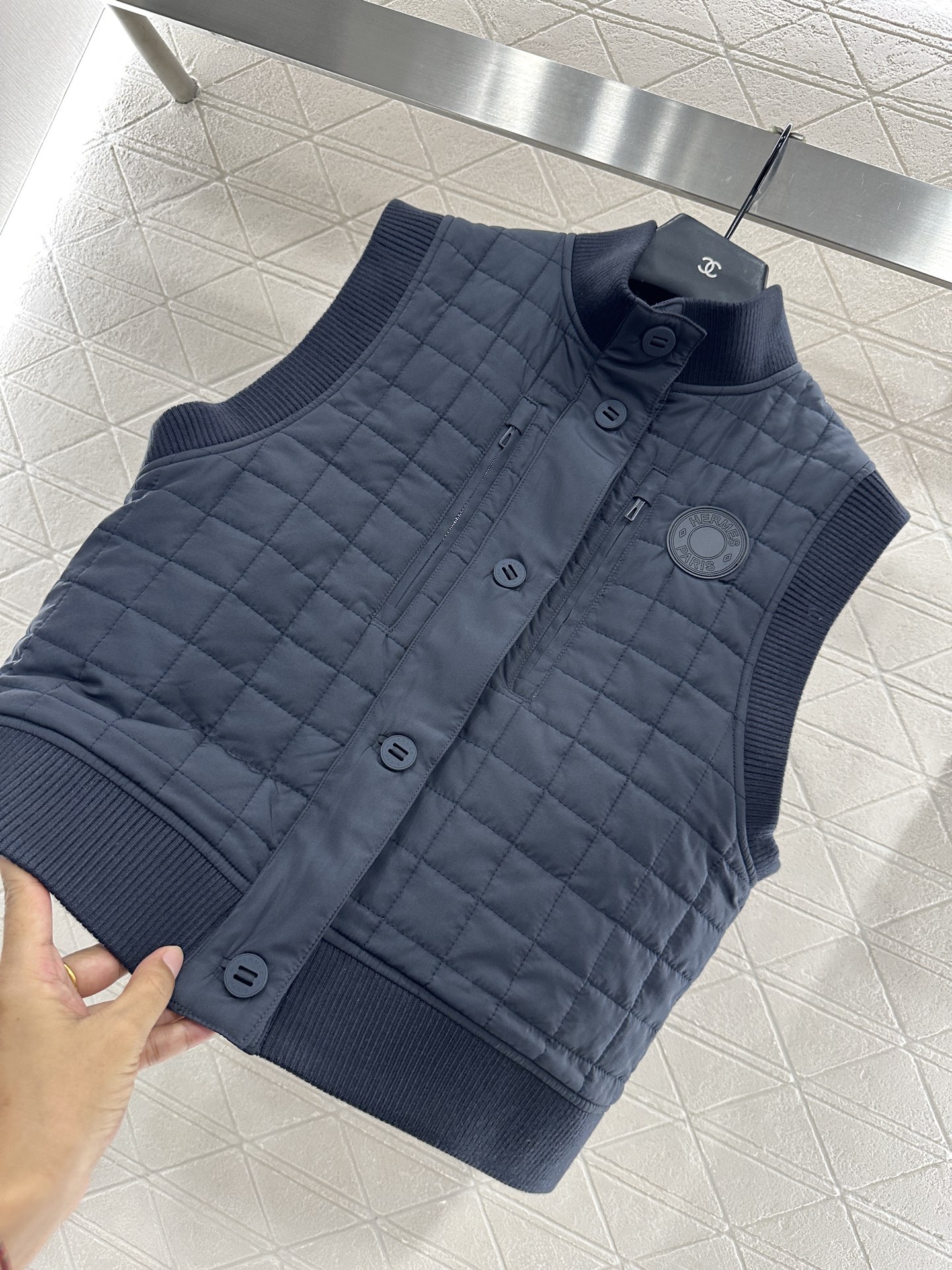 ♥Herme*♥2025新品上架
    格纹羽绒棉服马甲
定制YB进口尼龙材质 其工艺还原 提升秋冬御