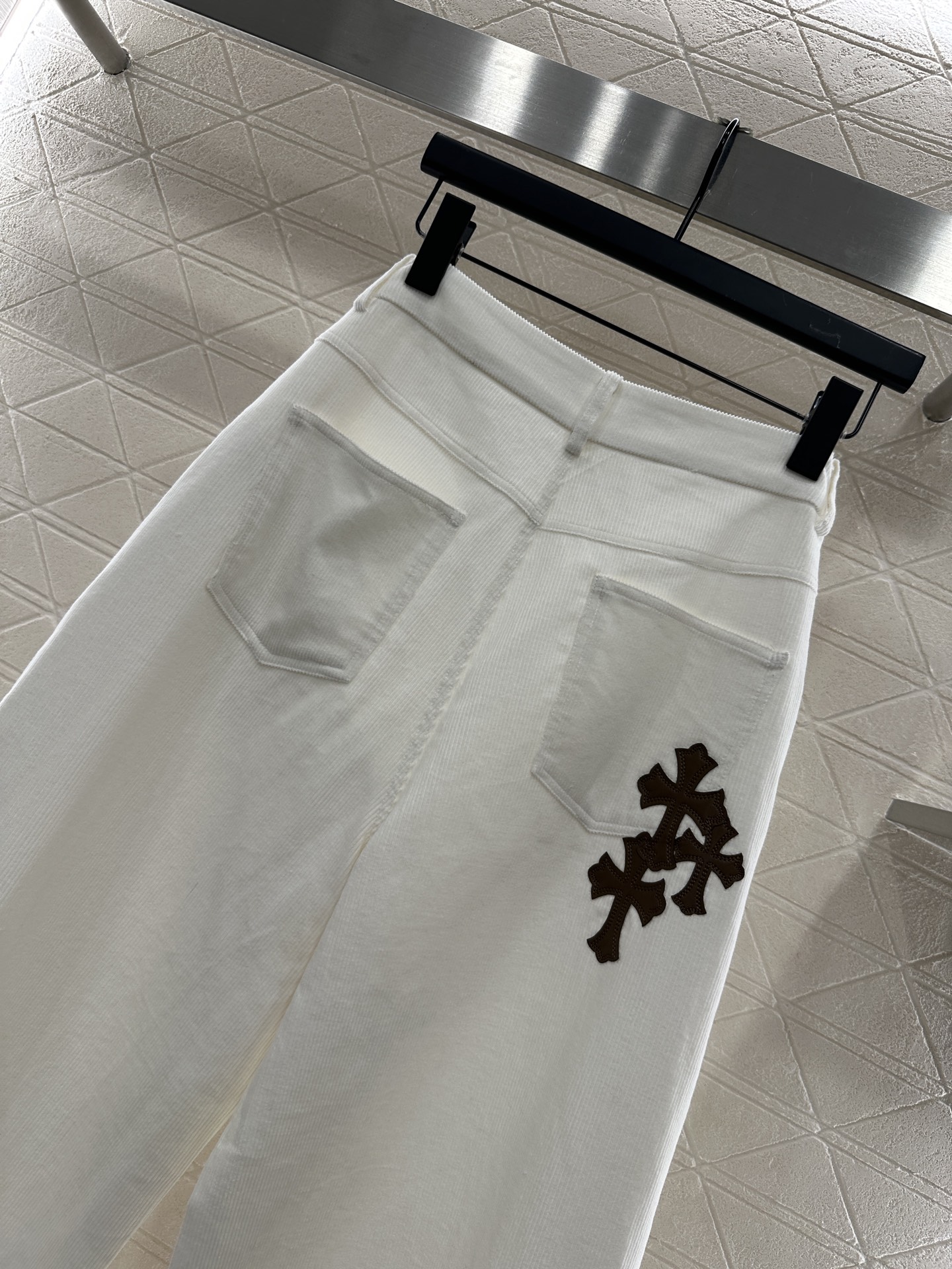 “2025 Women’s Fashion Suit: High-Waist Machete Pants with Cross-Crusted Decorations” - 图片 4