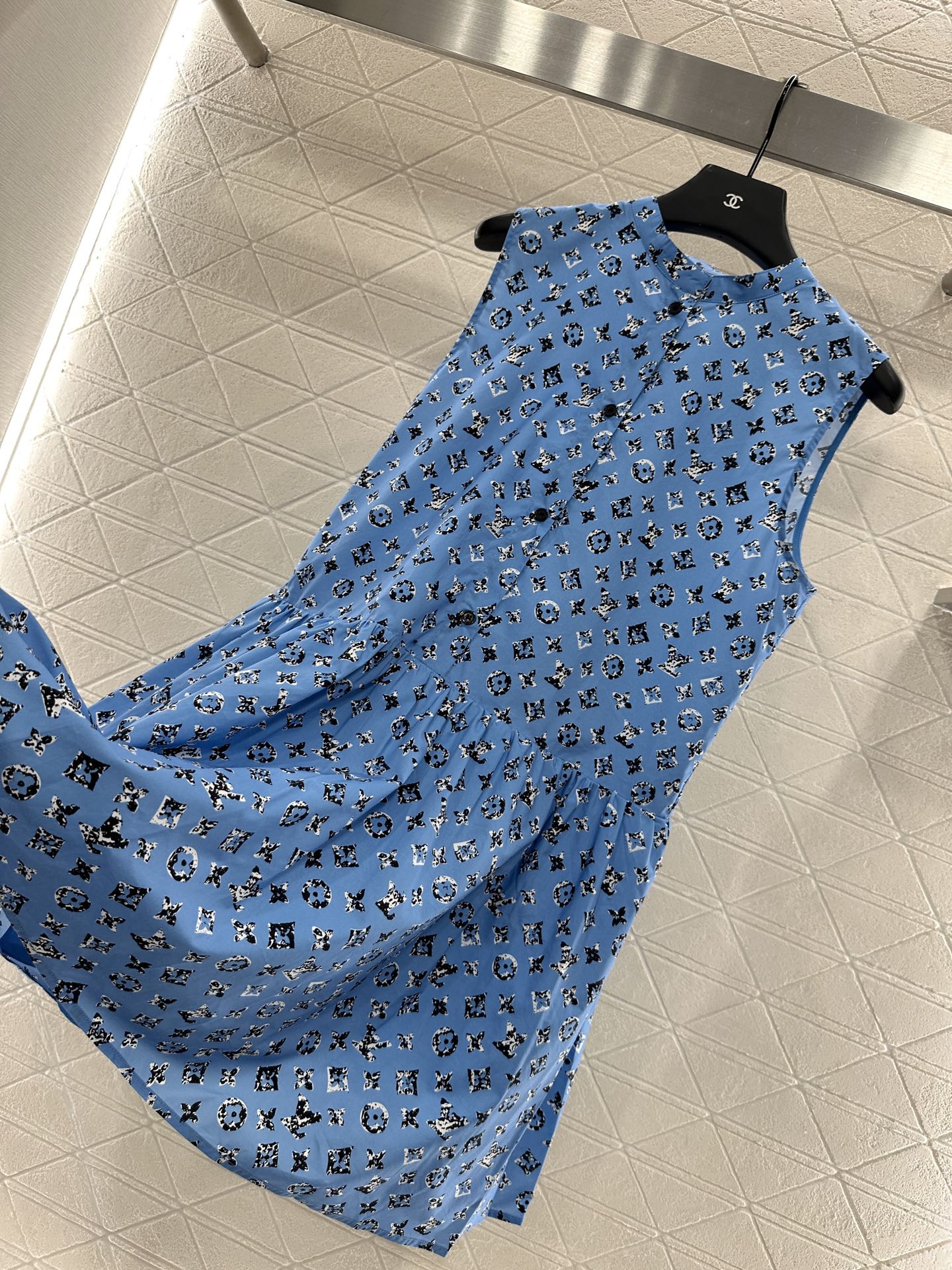 “Louis Vuitton 2025 Stamped Vest Suit for Women: Comfortable and Stylish Customizable Outfit” - 图片 6