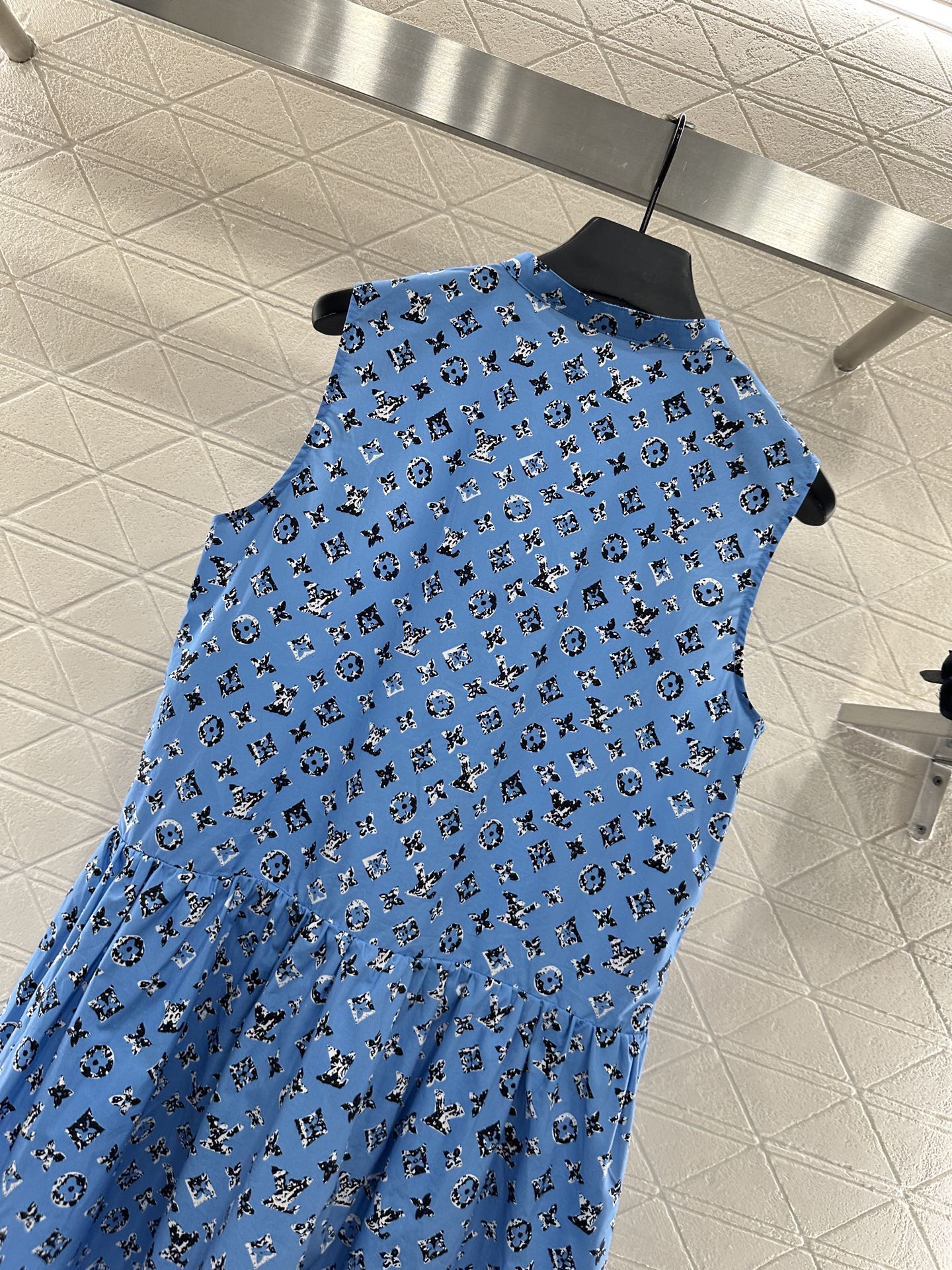 “Louis Vuitton 2025 Stamped Vest Suit for Women: Comfortable and Stylish Customizable Outfit” - 图片 4