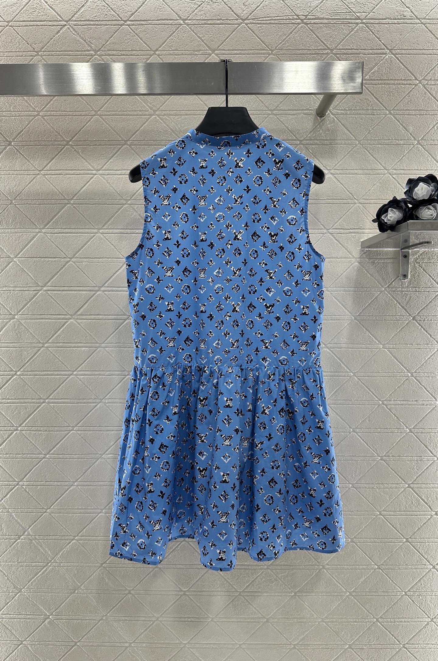 “Louis Vuitton 2025 Stamped Vest Suit for Women: Comfortable and Stylish Customizable Outfit” - 图片 2