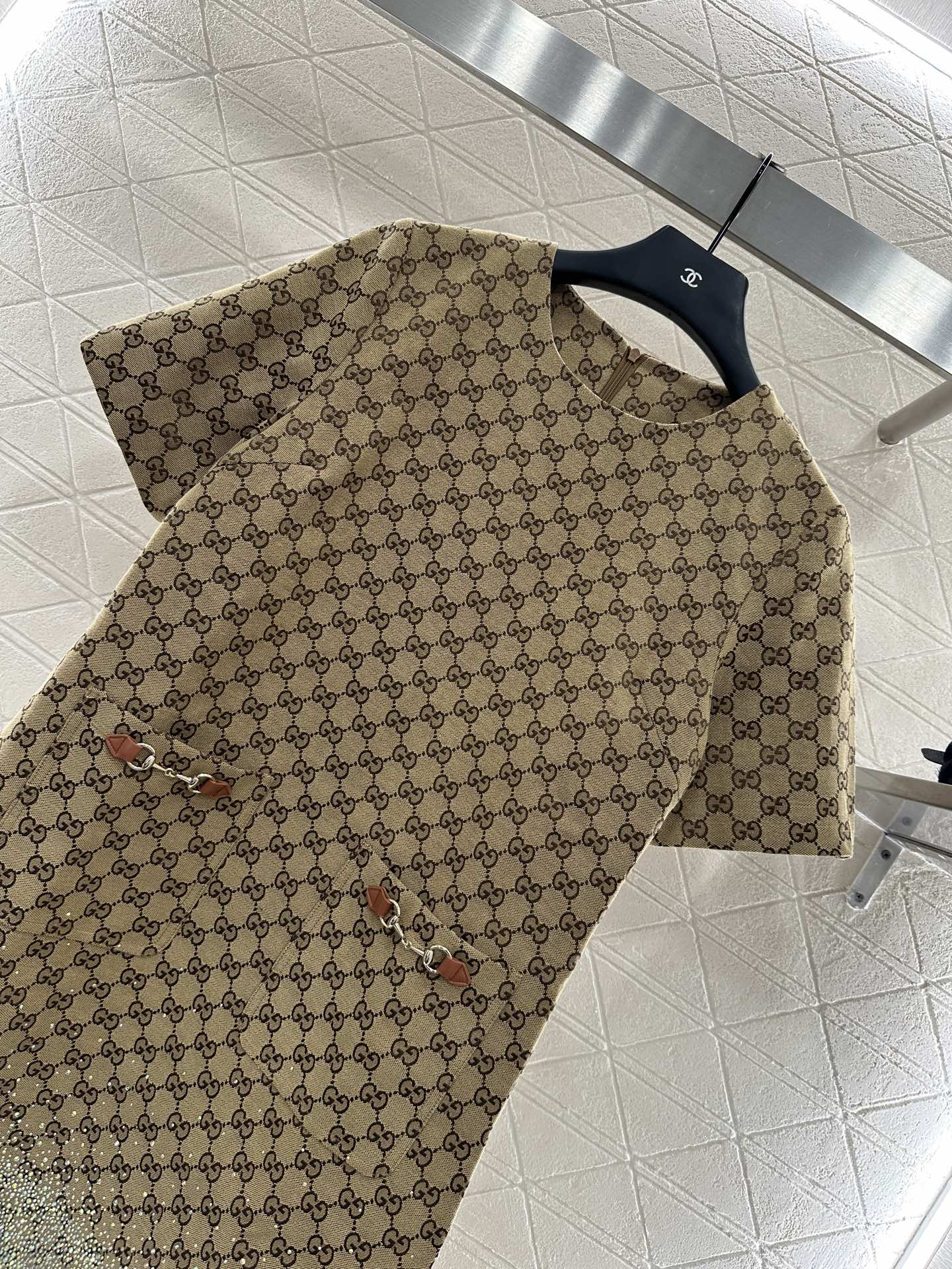“High-Quality Gucci 2025 Short-Sleeve Dress with Floral Design and Luxurious Details for Day-to-Day Commuting” - 图片 3