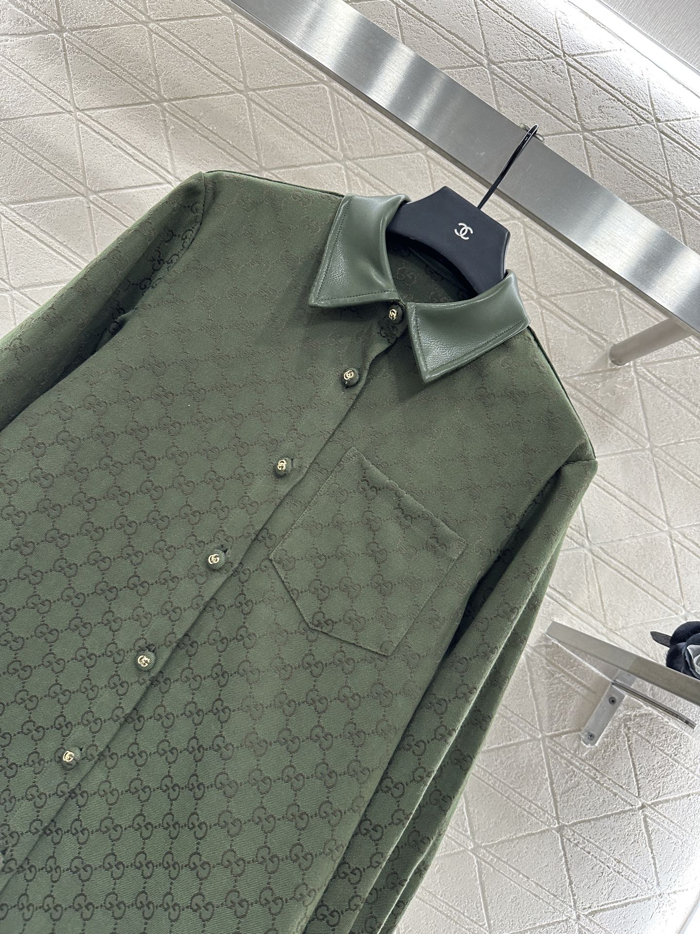 Gucci 2025 New Products: Customizable Female Suit with Wide-Legged Pants and Brand-Specific Design - 图片 3