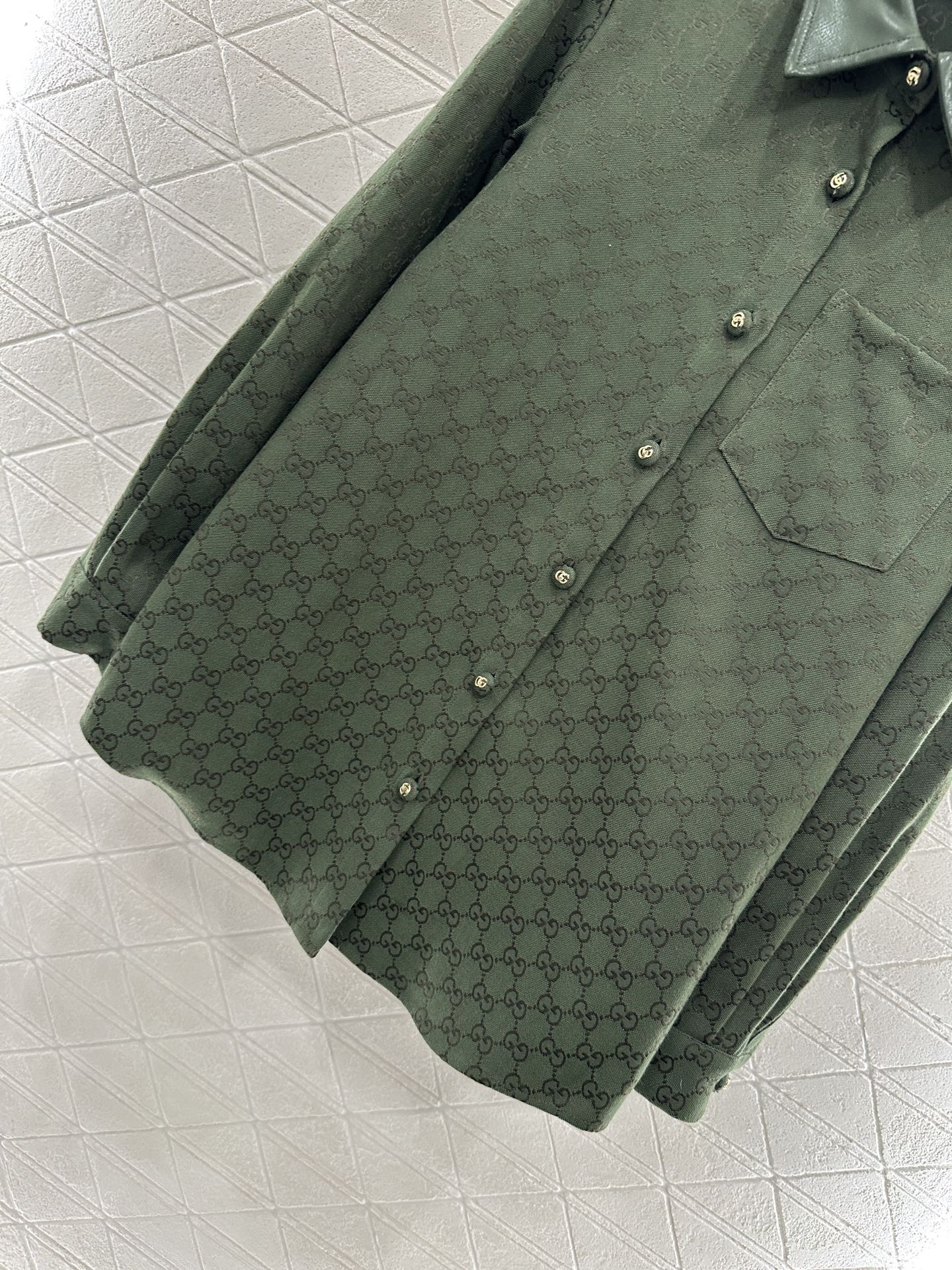 Gucci 2025 New Products: Customizable Female Suit with Wide-Legged Pants and Brand-Specific Design - 图片 4